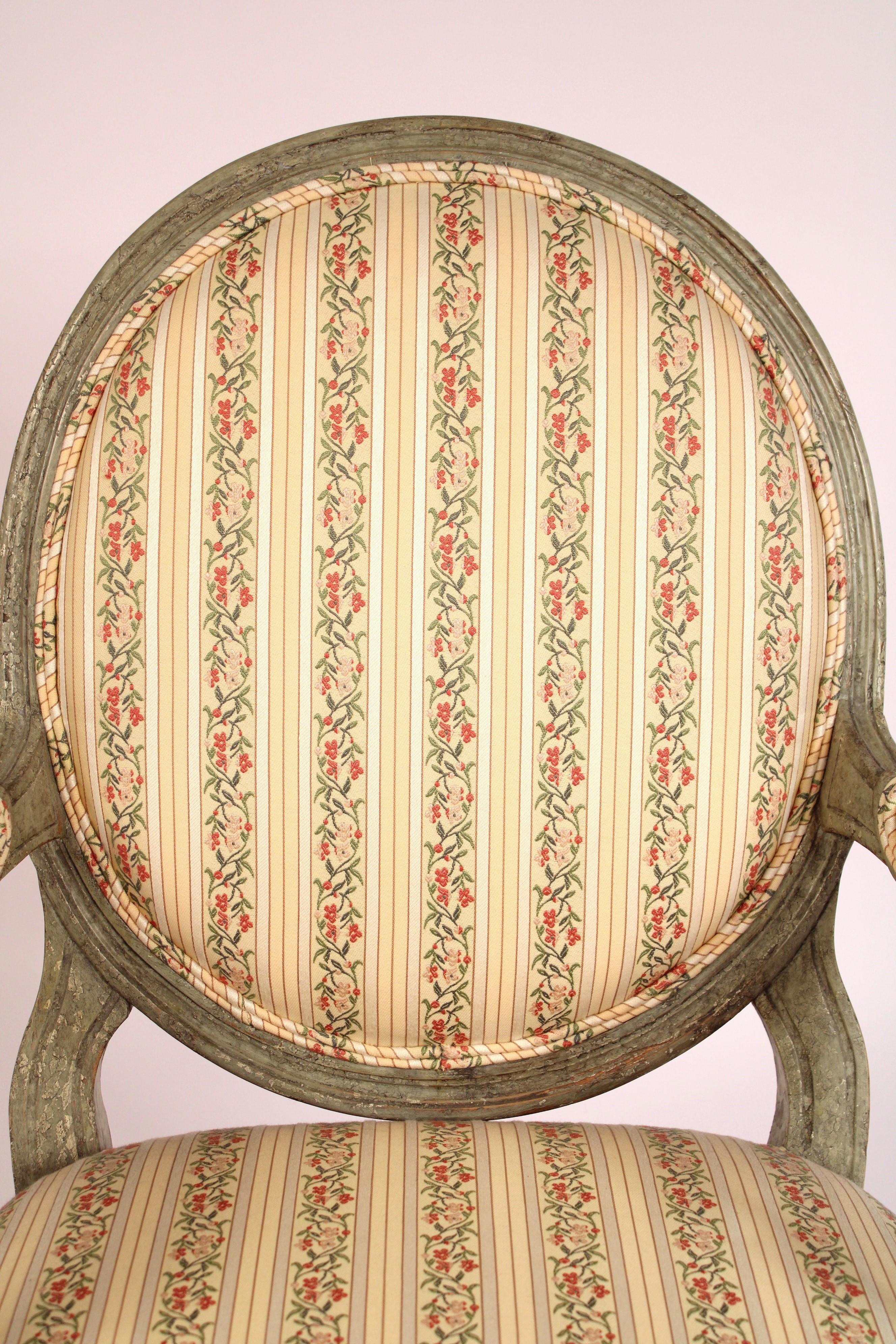 Paire de fauteuils de style Louis XVI peints en grisaille de Minton Spidel en vente 1