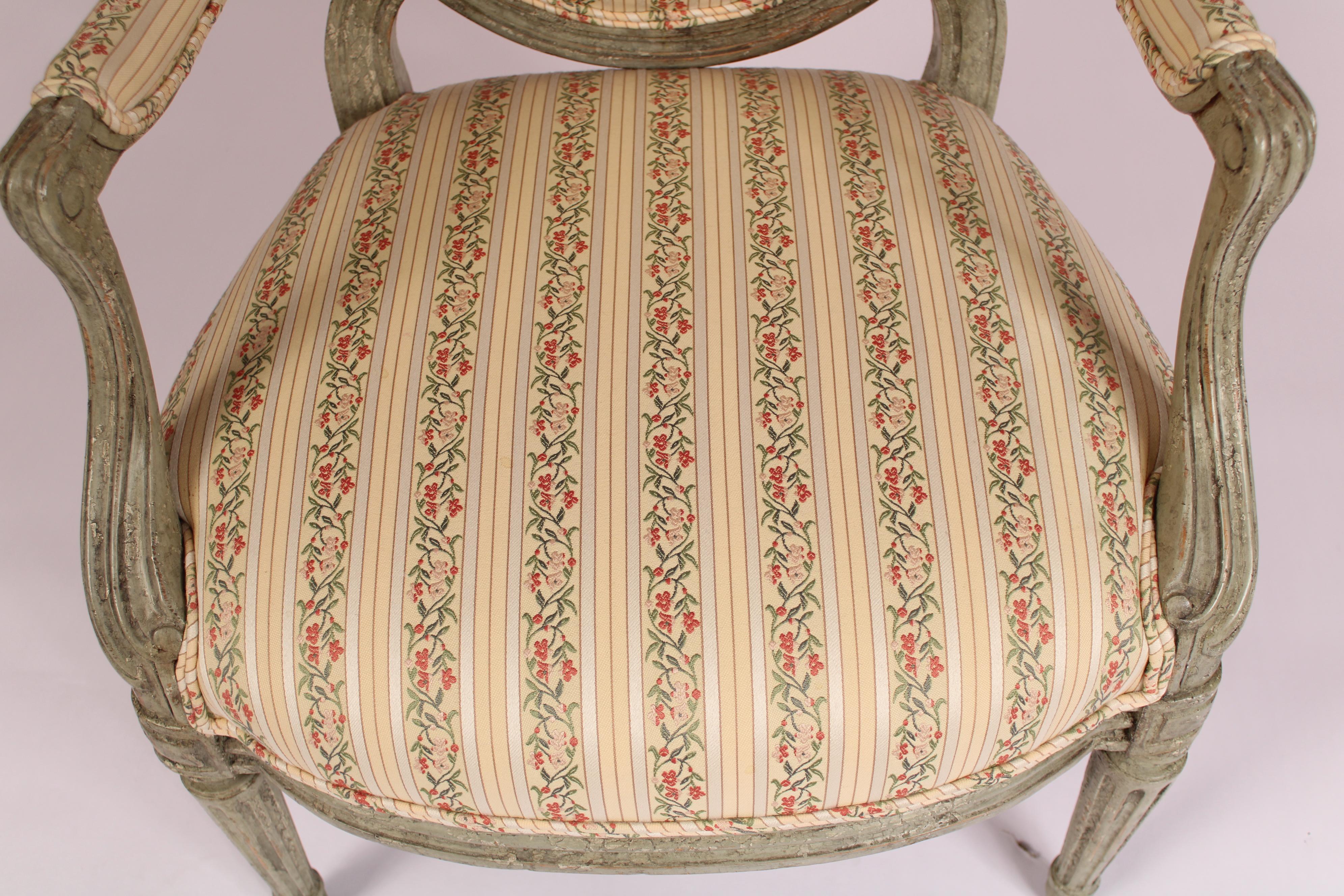 Paire de fauteuils de style Louis XVI peints en grisaille de Minton Spidel en vente 2