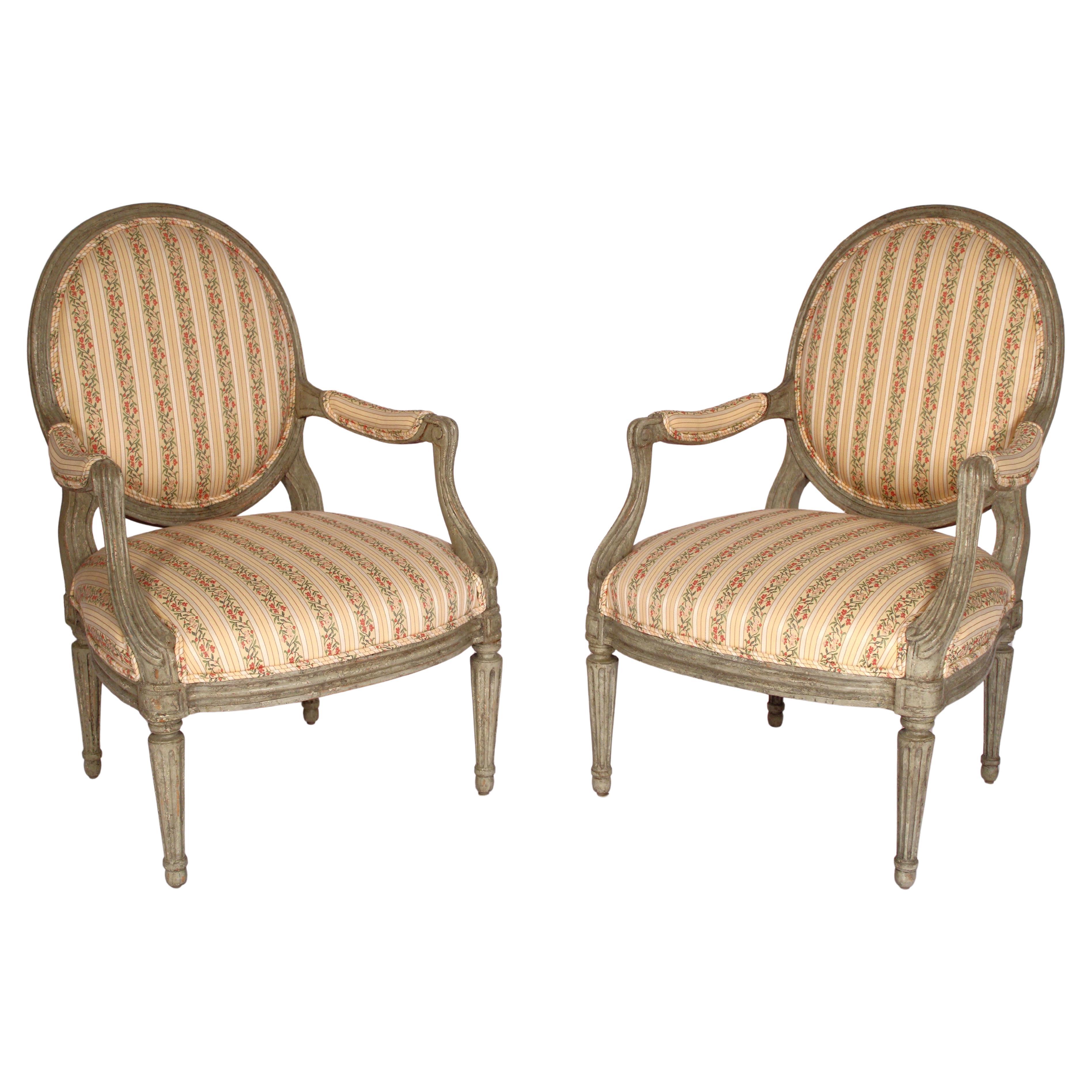 Paire de fauteuils de style Louis XVI peints en grisaille de Minton Spidel