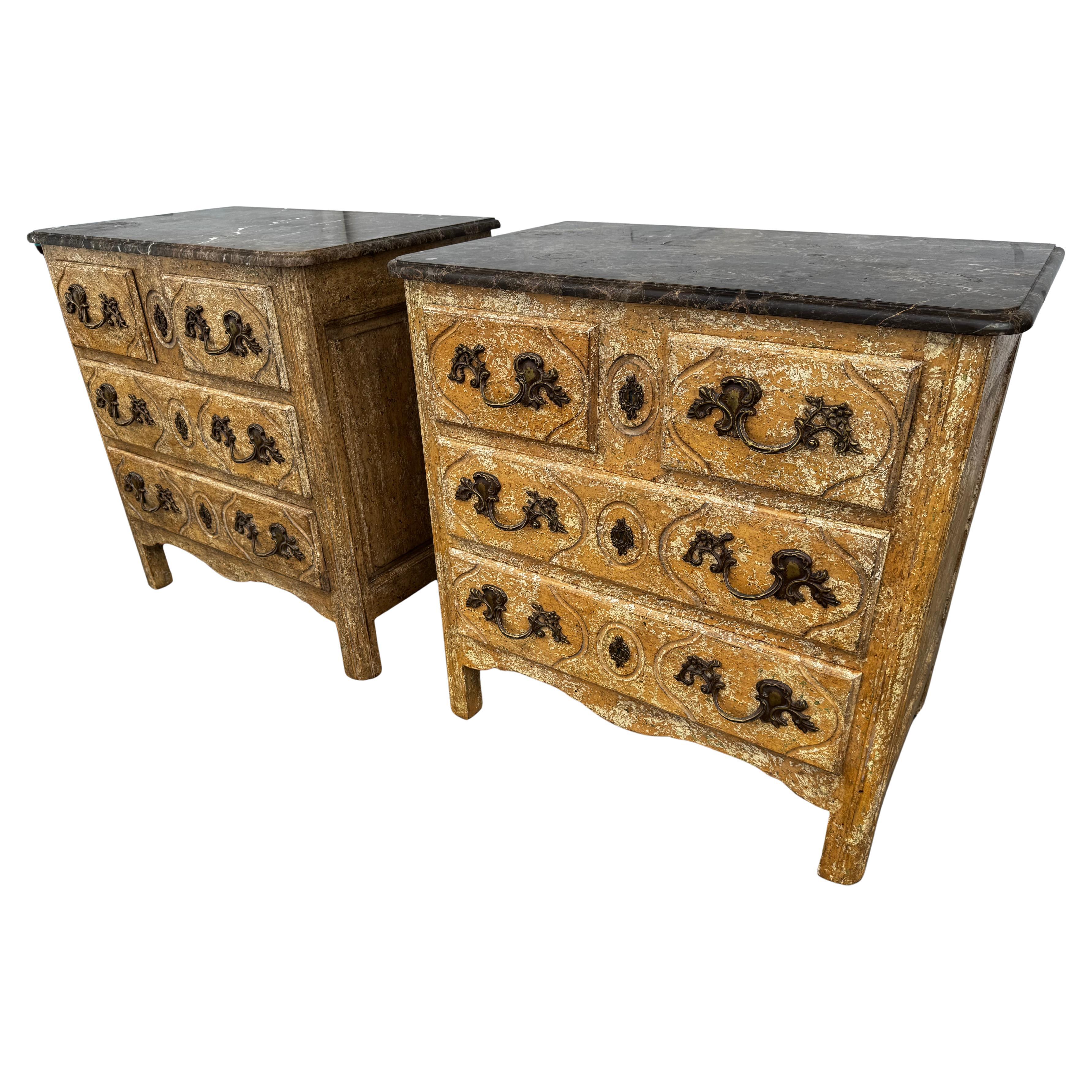 Paire de commodes Minton-Spidell à 3 tiroirs avec dessus en marbre, à l'ancienne en vente