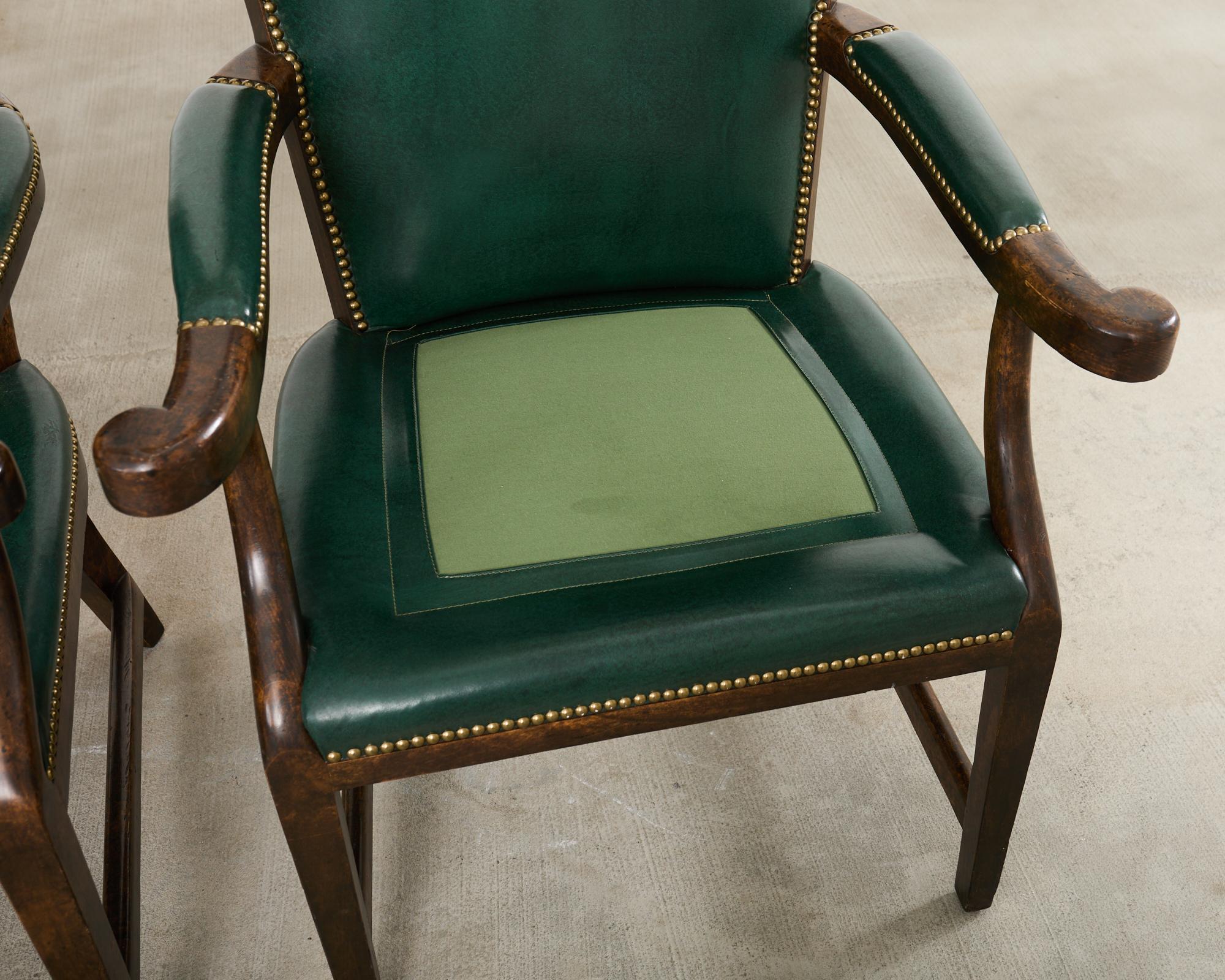 Paire de fauteuils de barbier en cuir de style Régence anglaise Minton-Spidell en vente 4