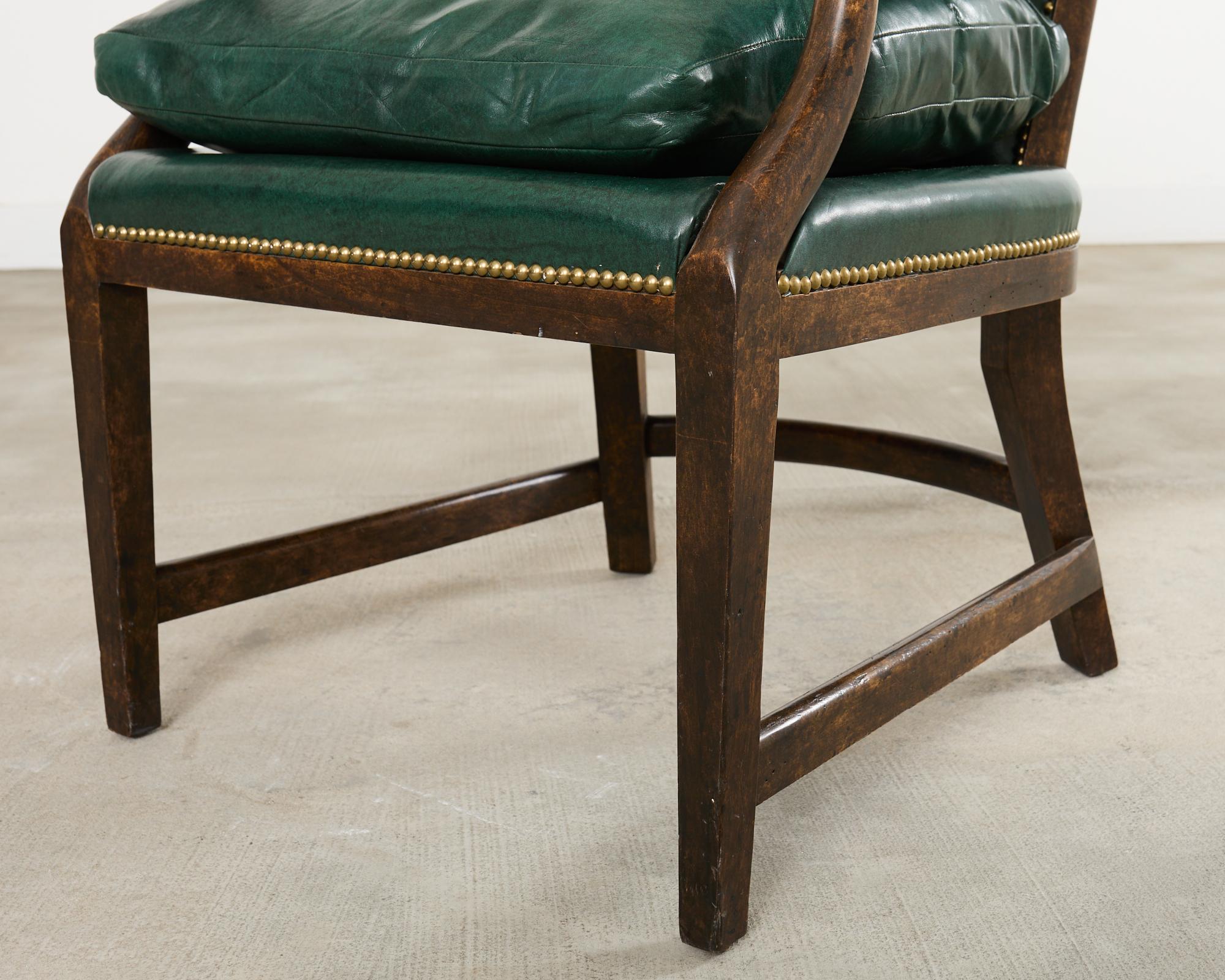 Paire de fauteuils de barbier en cuir de style Régence anglaise Minton-Spidell en vente 6