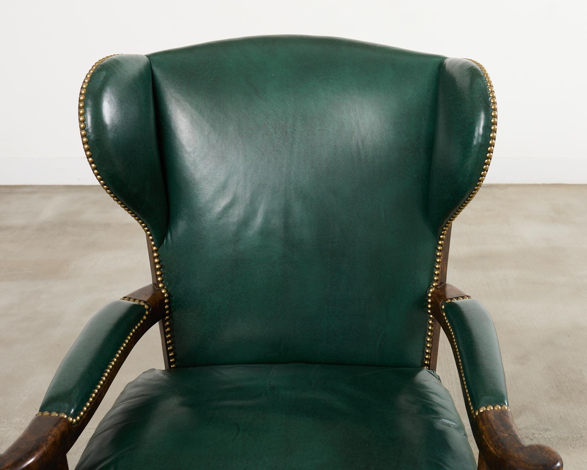 Paire de fauteuils de barbier en cuir de style Régence anglaise Minton-Spidell en vente 7
