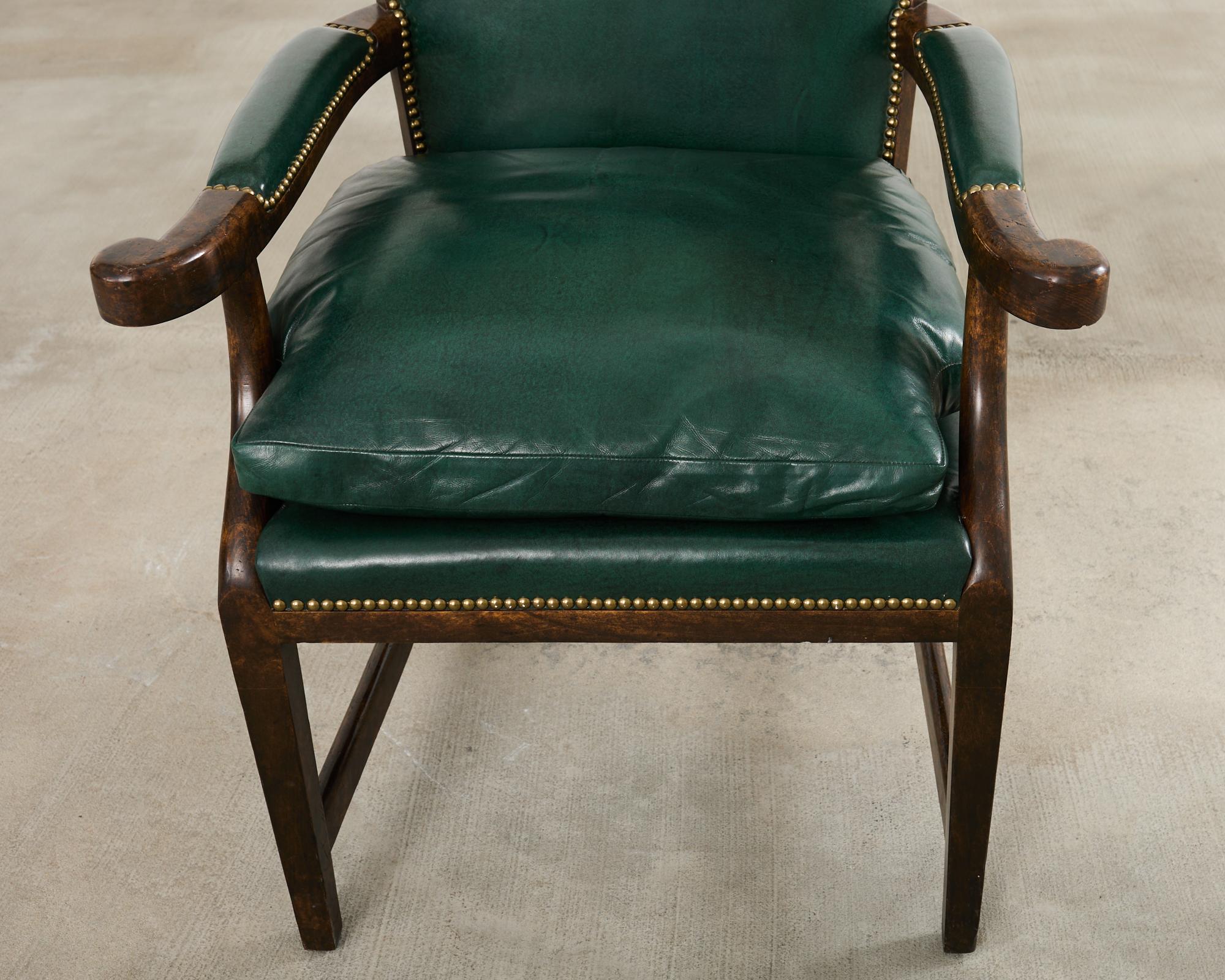 Paire de fauteuils de barbier en cuir de style Régence anglaise Minton-Spidell en vente 8