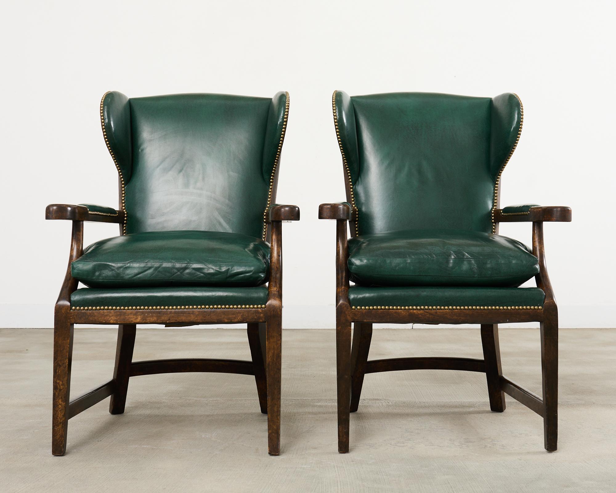 Regency Paire de fauteuils de barbier en cuir de style Régence anglaise Minton-Spidell en vente