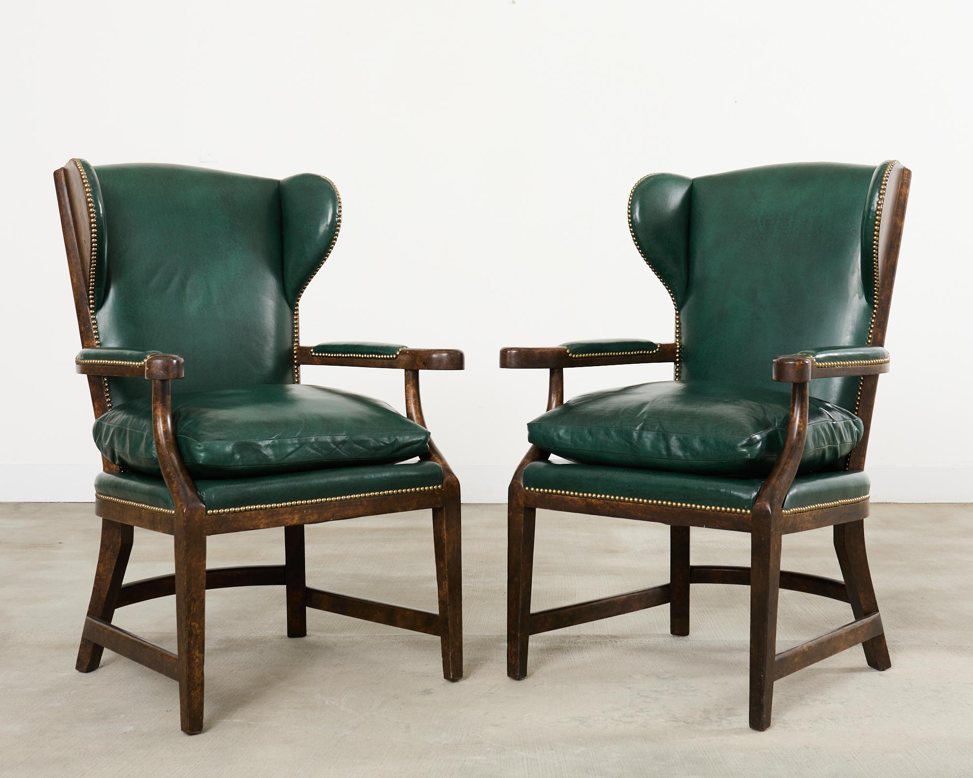 Américain Paire de fauteuils de barbier en cuir de style Régence anglaise Minton-Spidell en vente