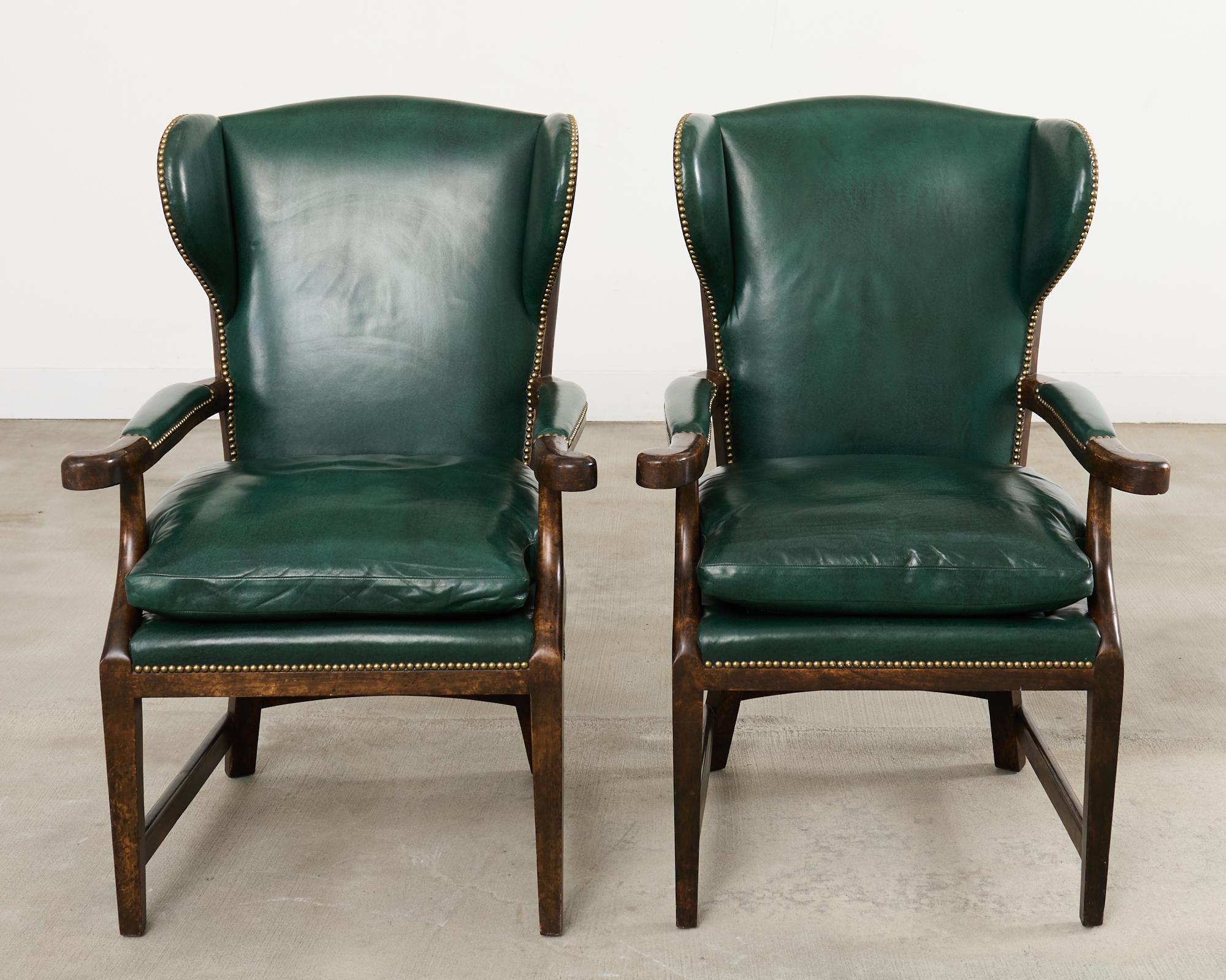 Fait main Paire de fauteuils de barbier en cuir de style Régence anglaise Minton-Spidell en vente