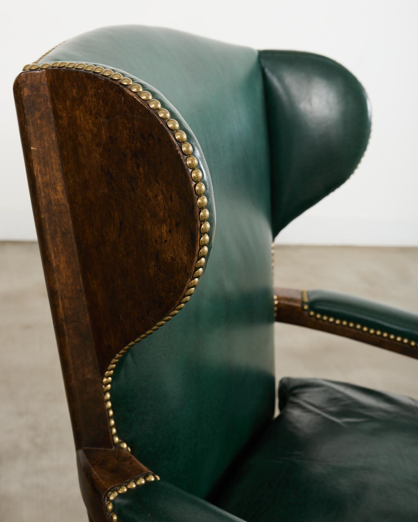 Paire de fauteuils de barbier en cuir de style Régence anglaise Minton-Spidell Bon état - En vente à Rio Vista, CA