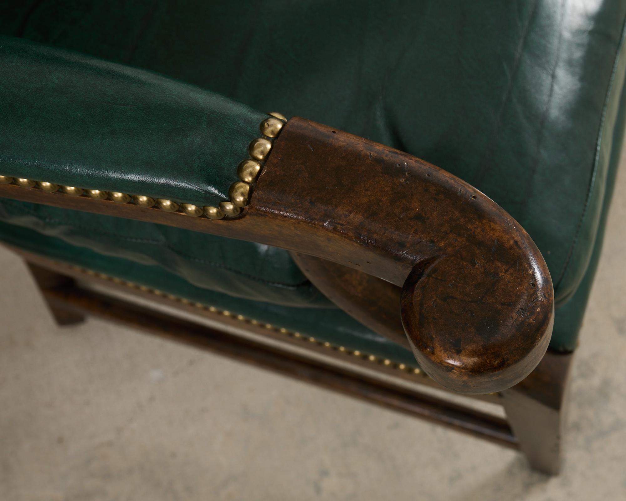 20ième siècle Paire de fauteuils de barbier en cuir de style Régence anglaise Minton-Spidell en vente