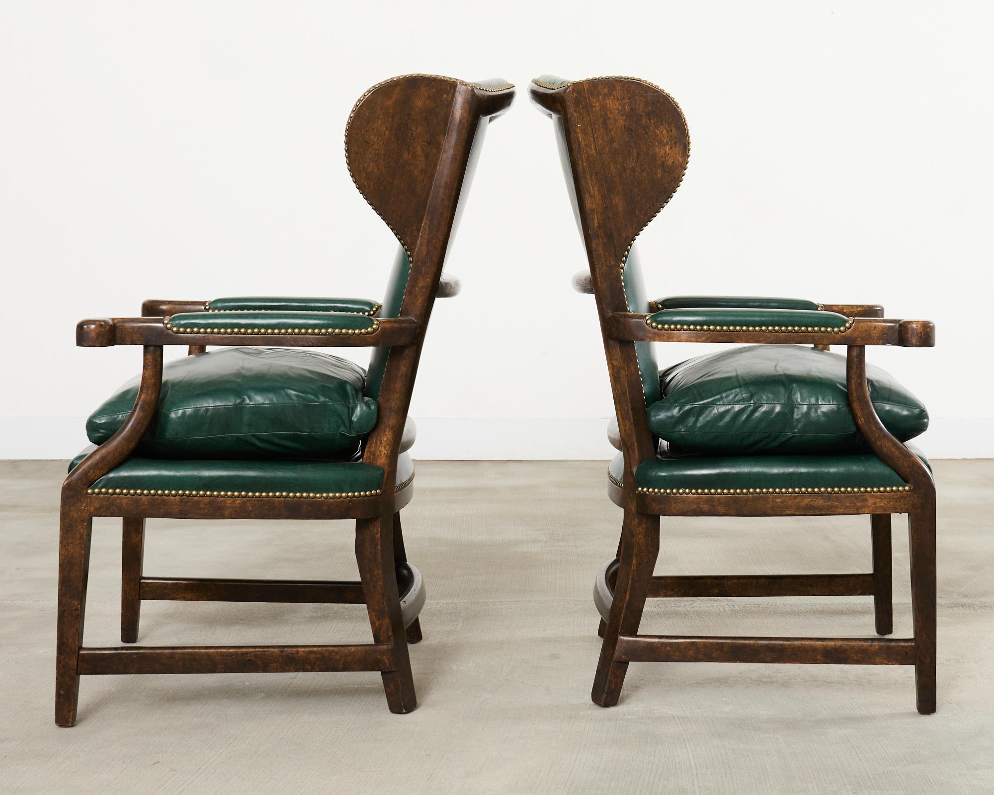 Laiton Paire de fauteuils de barbier en cuir de style Régence anglaise Minton-Spidell en vente