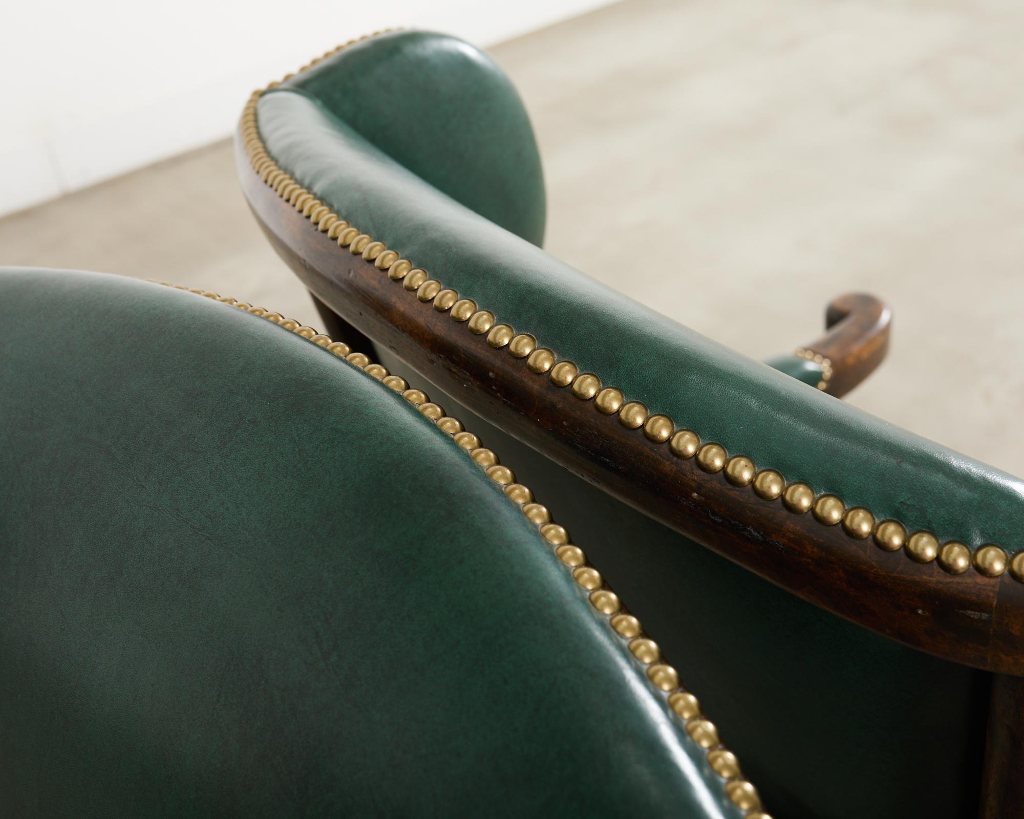 Paire de fauteuils de barbier en cuir de style Régence anglaise Minton-Spidell en vente 1