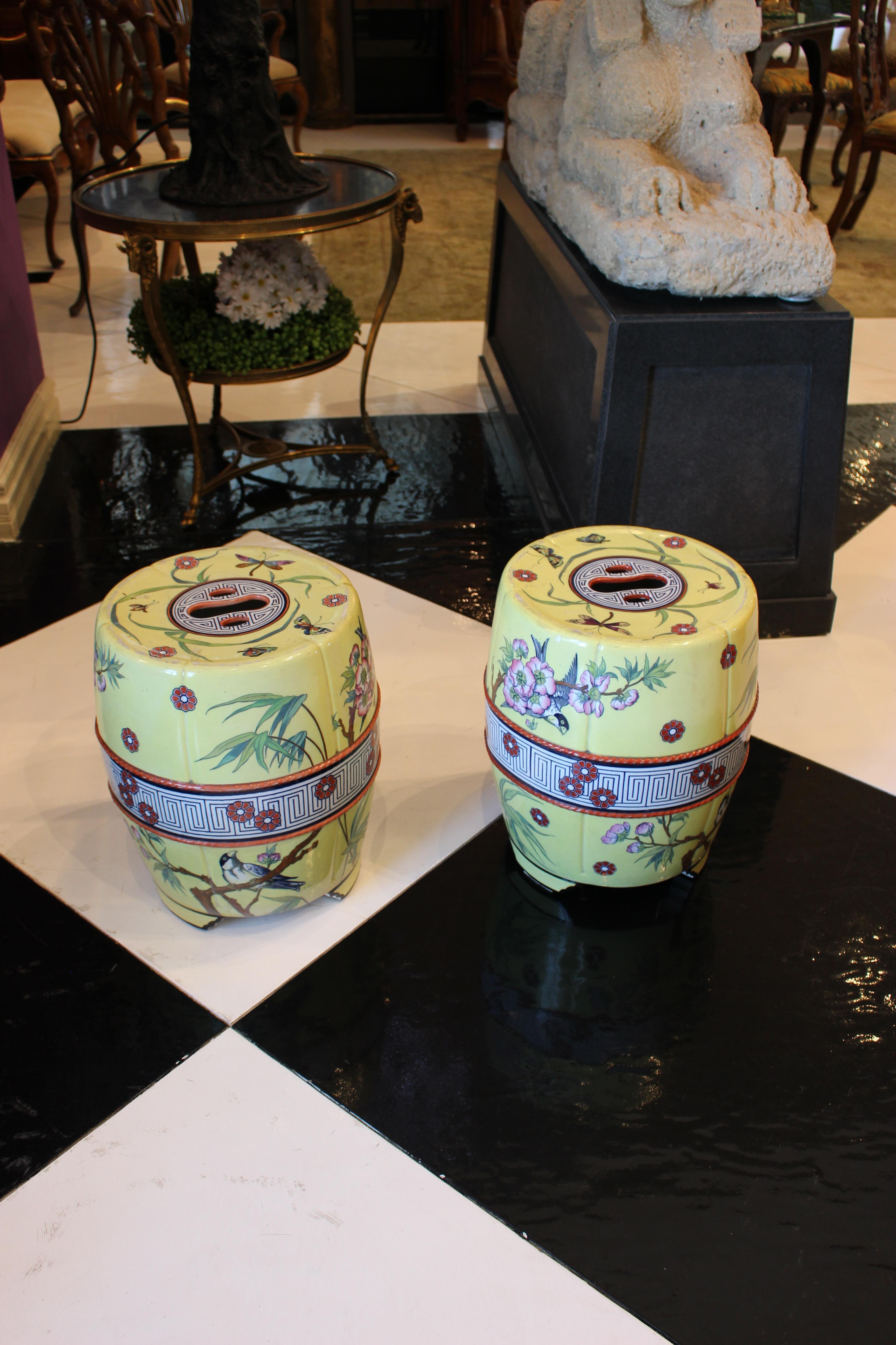 Pareja de Asientos de Jardín de Porcelana Amarilla Mintons de Estilo Japonés en venta 3
