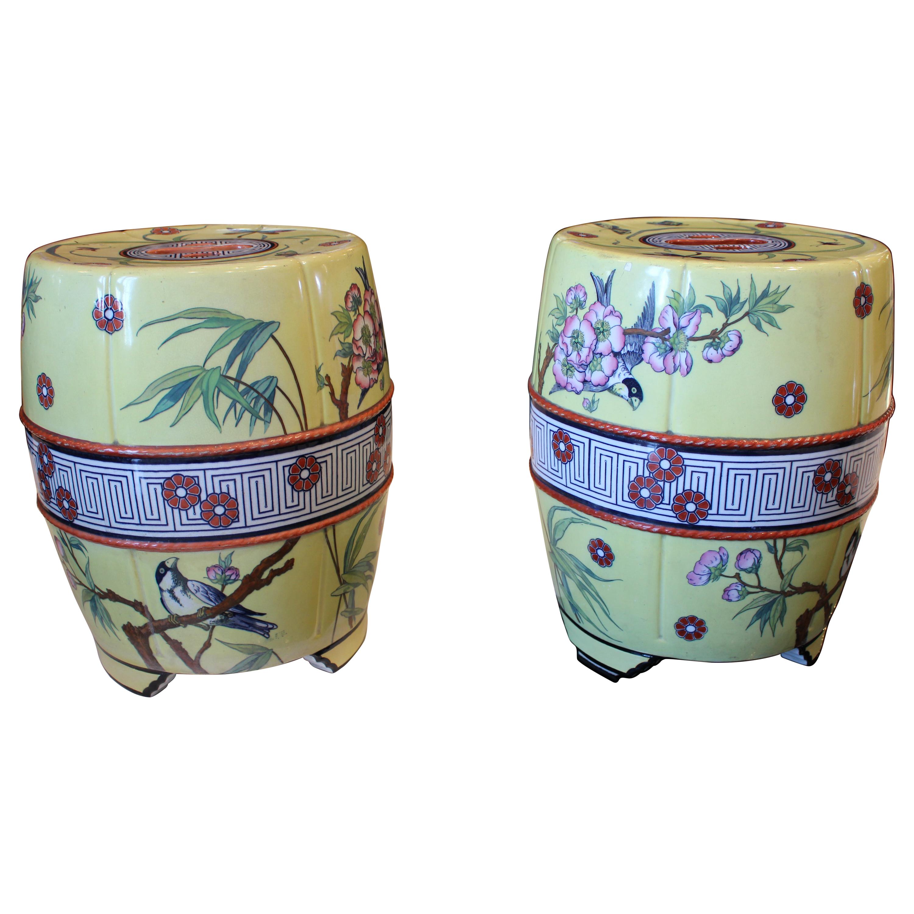 Pareja de Asientos de Jardín de Porcelana Amarilla Mintons de Estilo Japonés en venta
