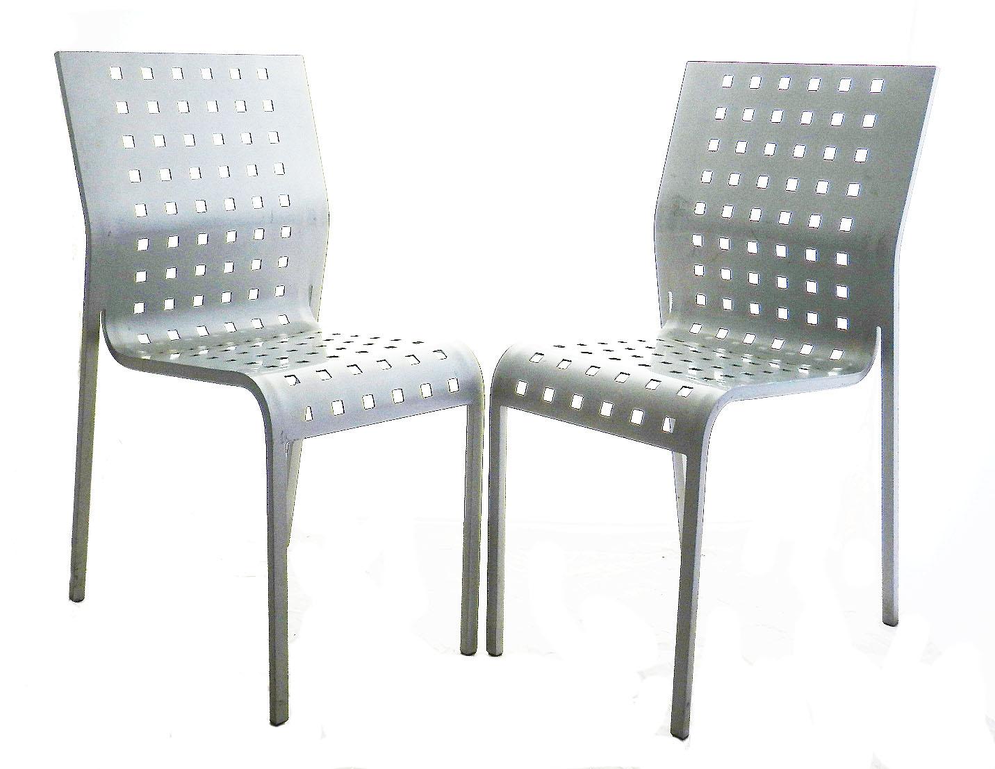 Paire de chaises Mirandolina n° 2068 de Pietro Arosio, Italie, vers 1993
Le siège est formé d'une seule pièce d'aluminium courbé
Très confortable
Bon état vintage avec seulement des signes mineurs d'utilisation.
Provenance : succession du