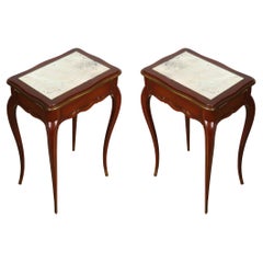 Paire de tables de nuit de style Louis XV à plateau en miroir