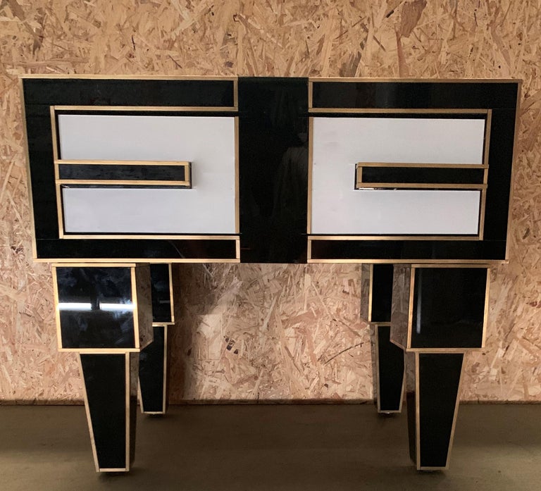 New pair of mirrored and brass nightstands with one-drawer in black and white, 20th century
Two glass handles
Beautiful interior details in mirror.