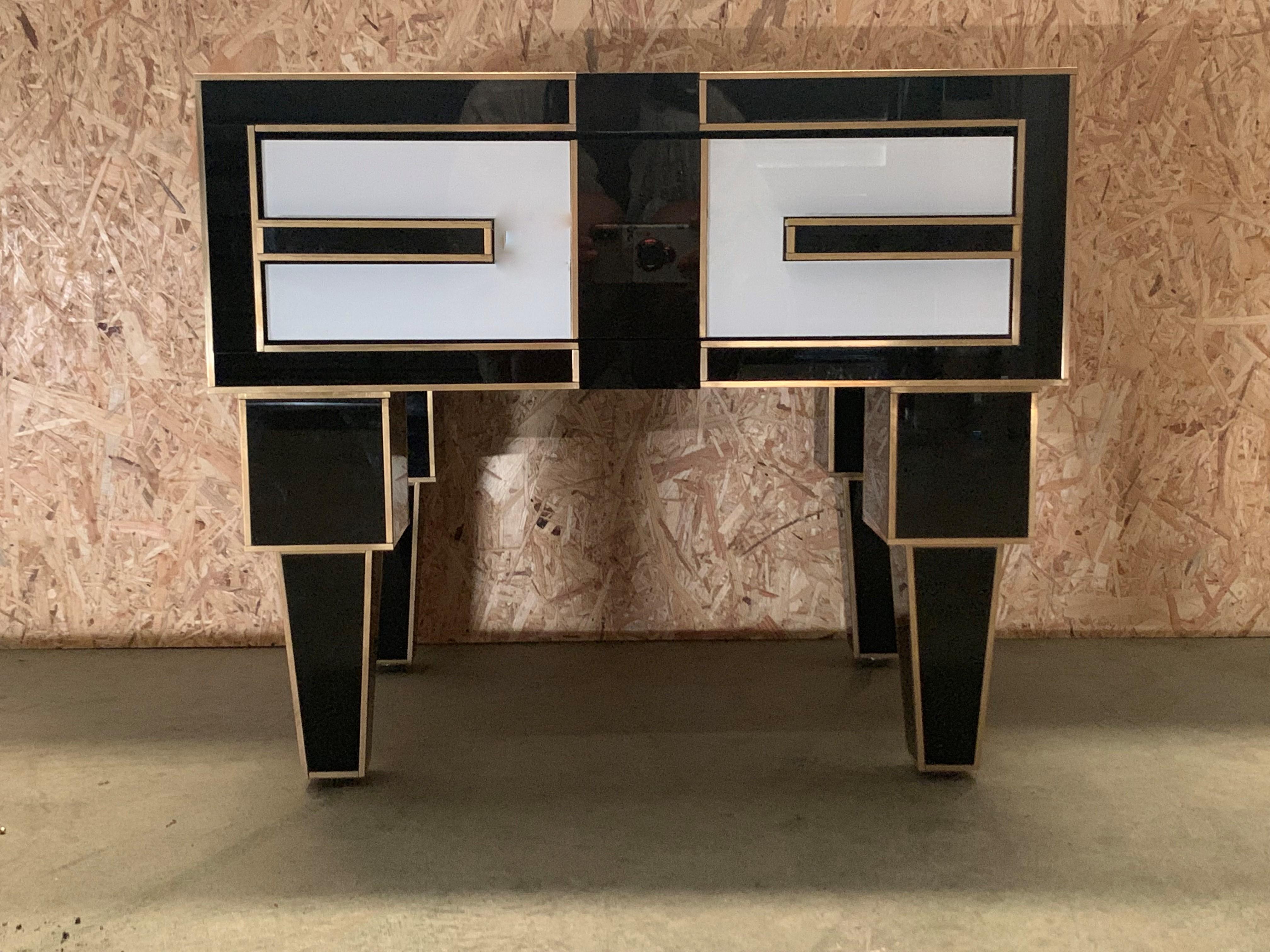 Modern Pair of Mirrored and Brass Nightstands with One-Drawer in Black and White