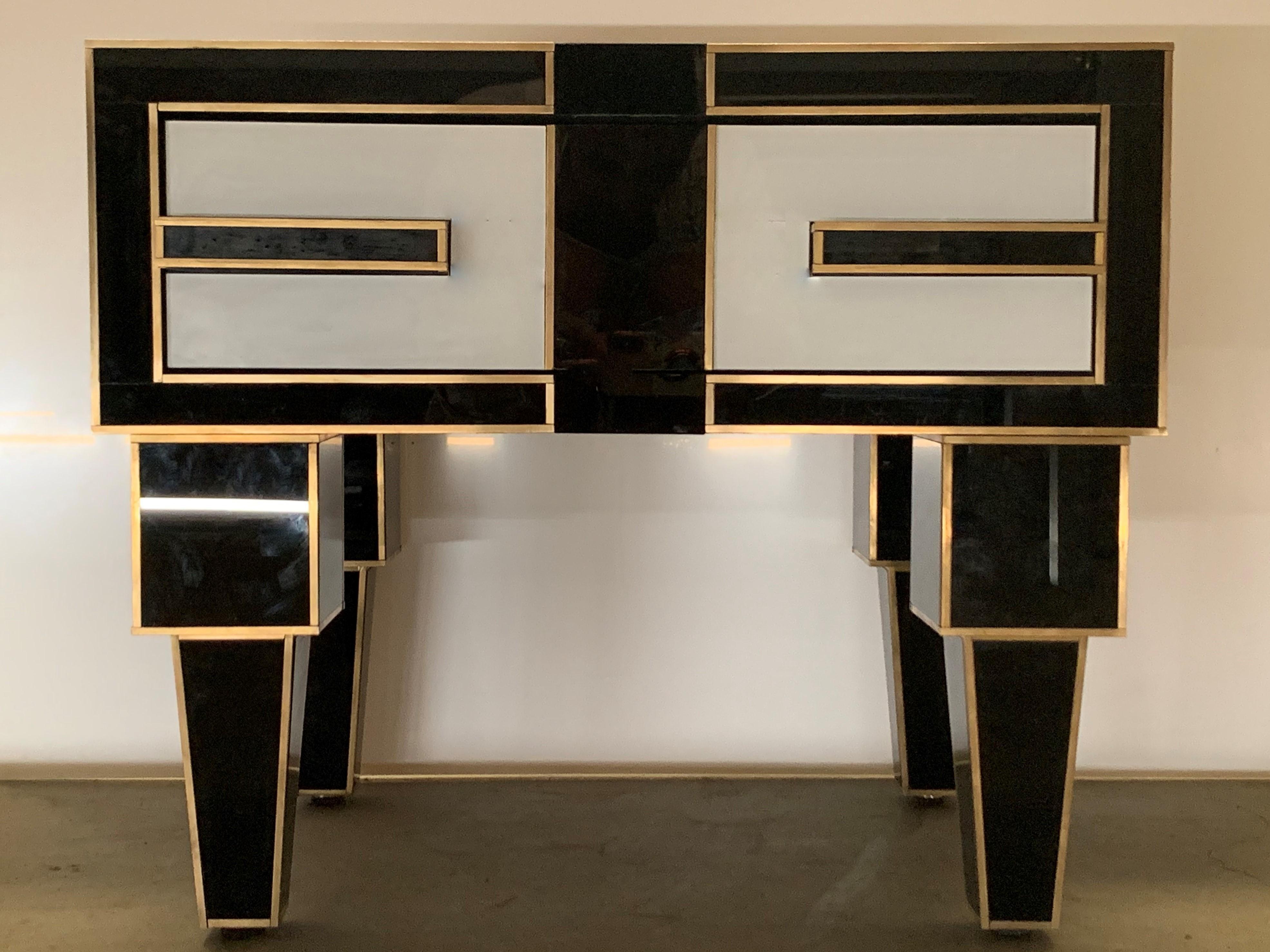 Contemporary Pair of Mirrored and Brass Nightstands with One-Drawer in Black and White