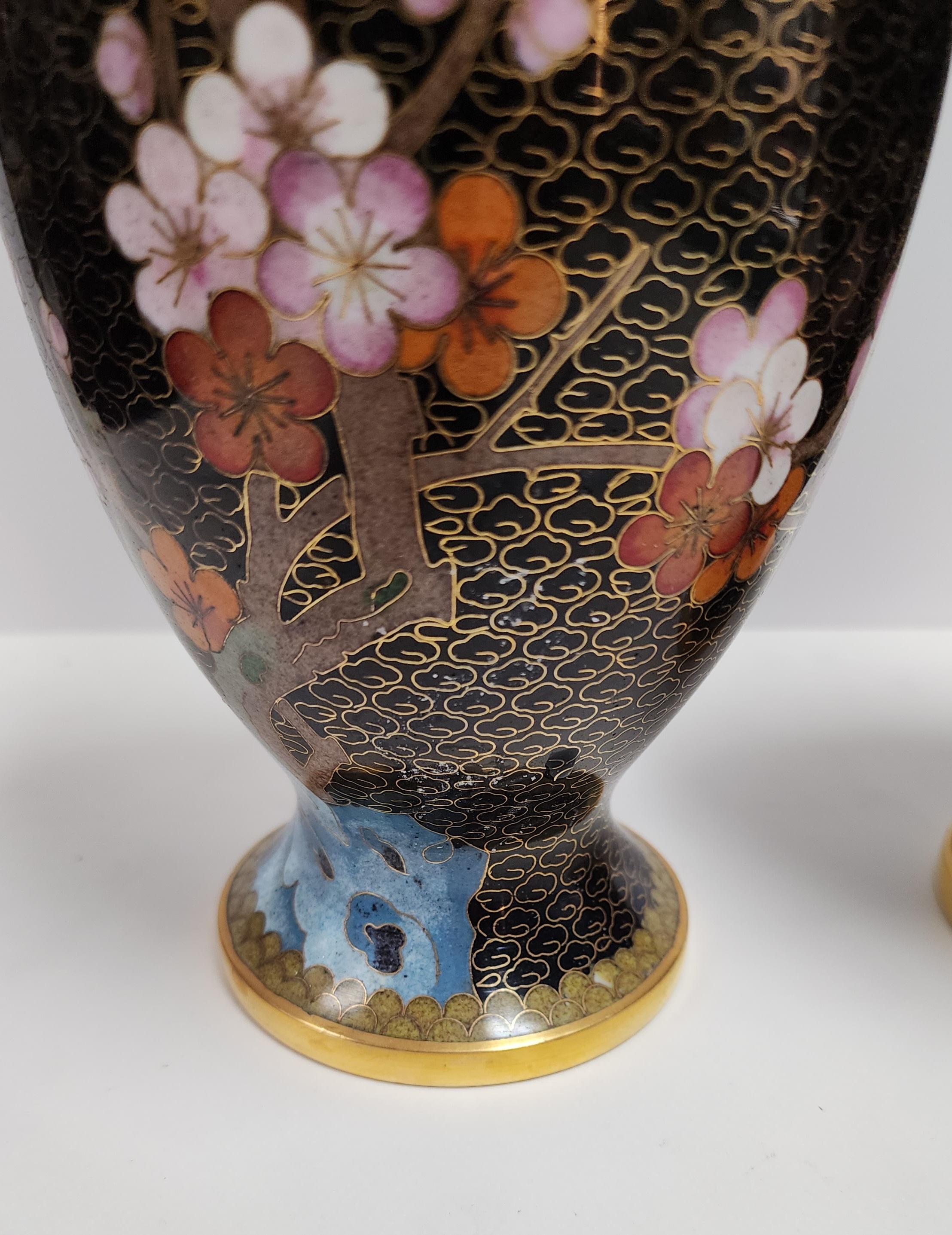 Paar verspiegelte chinesische Cloisonné-Emaille-Vasen aus Cloisonné mit Blumen- und Vogelmotiv im Angebot 5