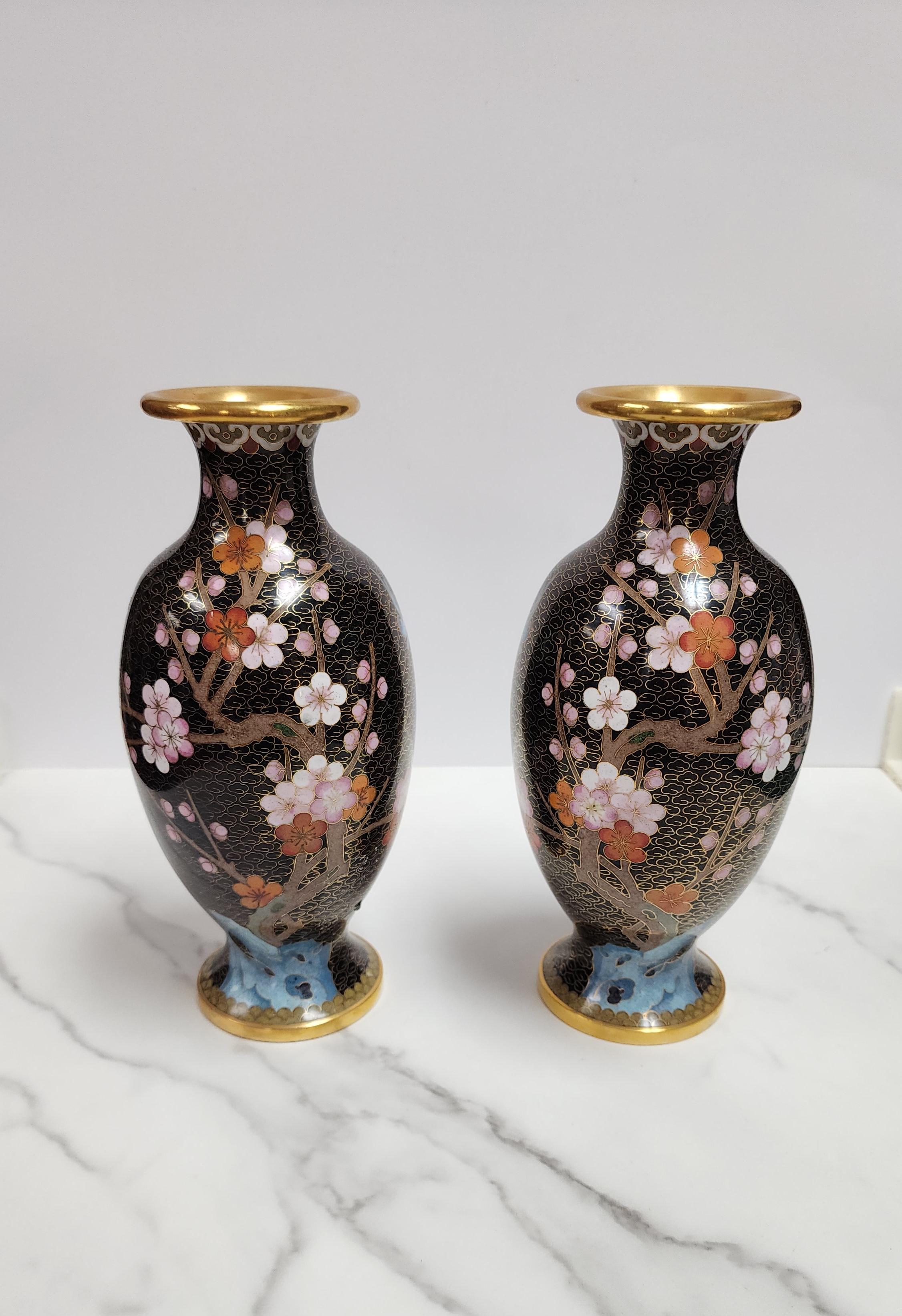 Paar verspiegelte chinesische Cloisonné-Emaille-Vasen aus Cloisonné mit Blumen- und Vogelmotiv (Chinesisch) im Angebot