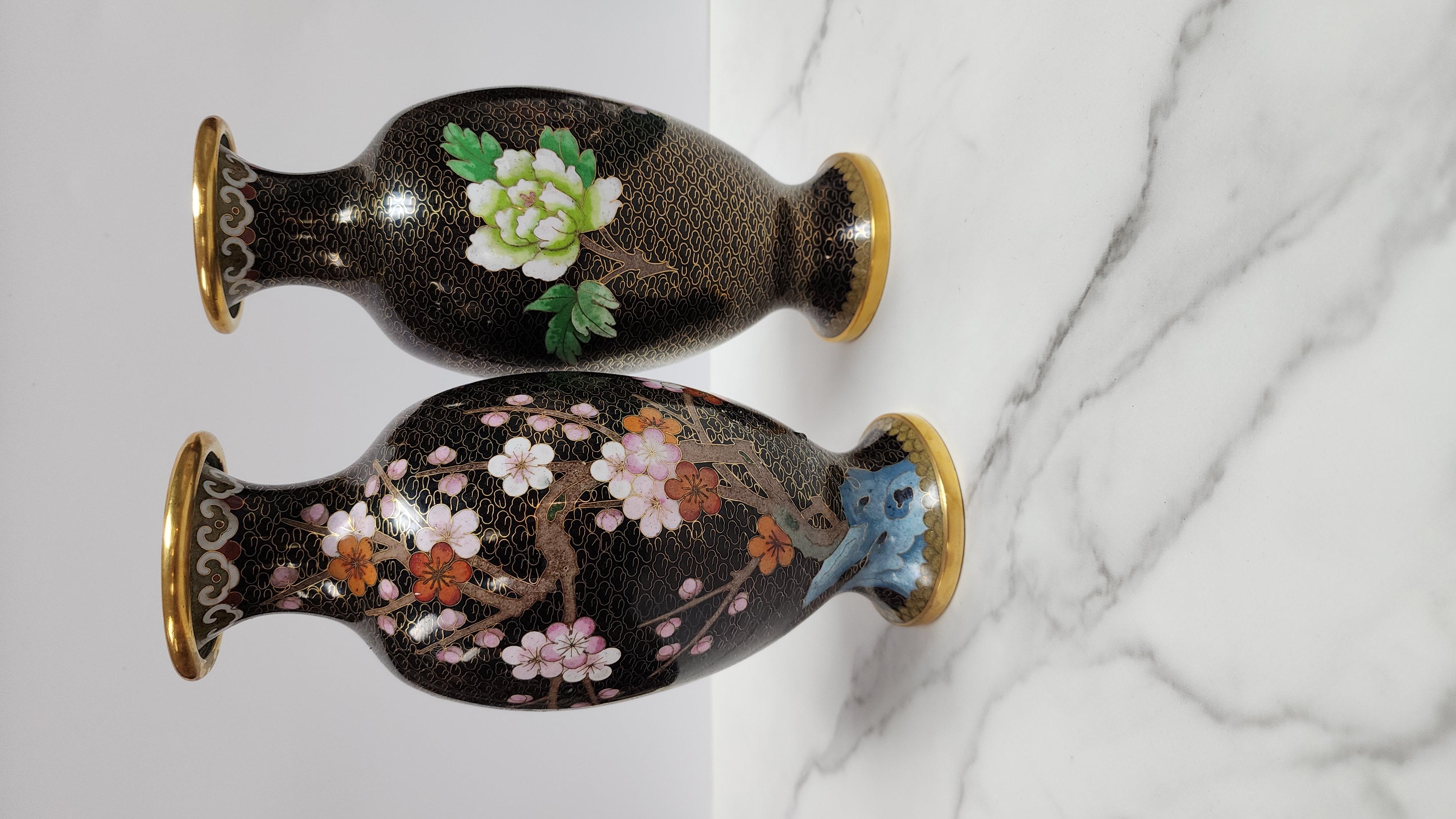 Paar verspiegelte chinesische Cloisonné-Emaille-Vasen aus Cloisonné mit Blumen- und Vogelmotiv im Zustand „Gut“ im Angebot in Frederick, MD