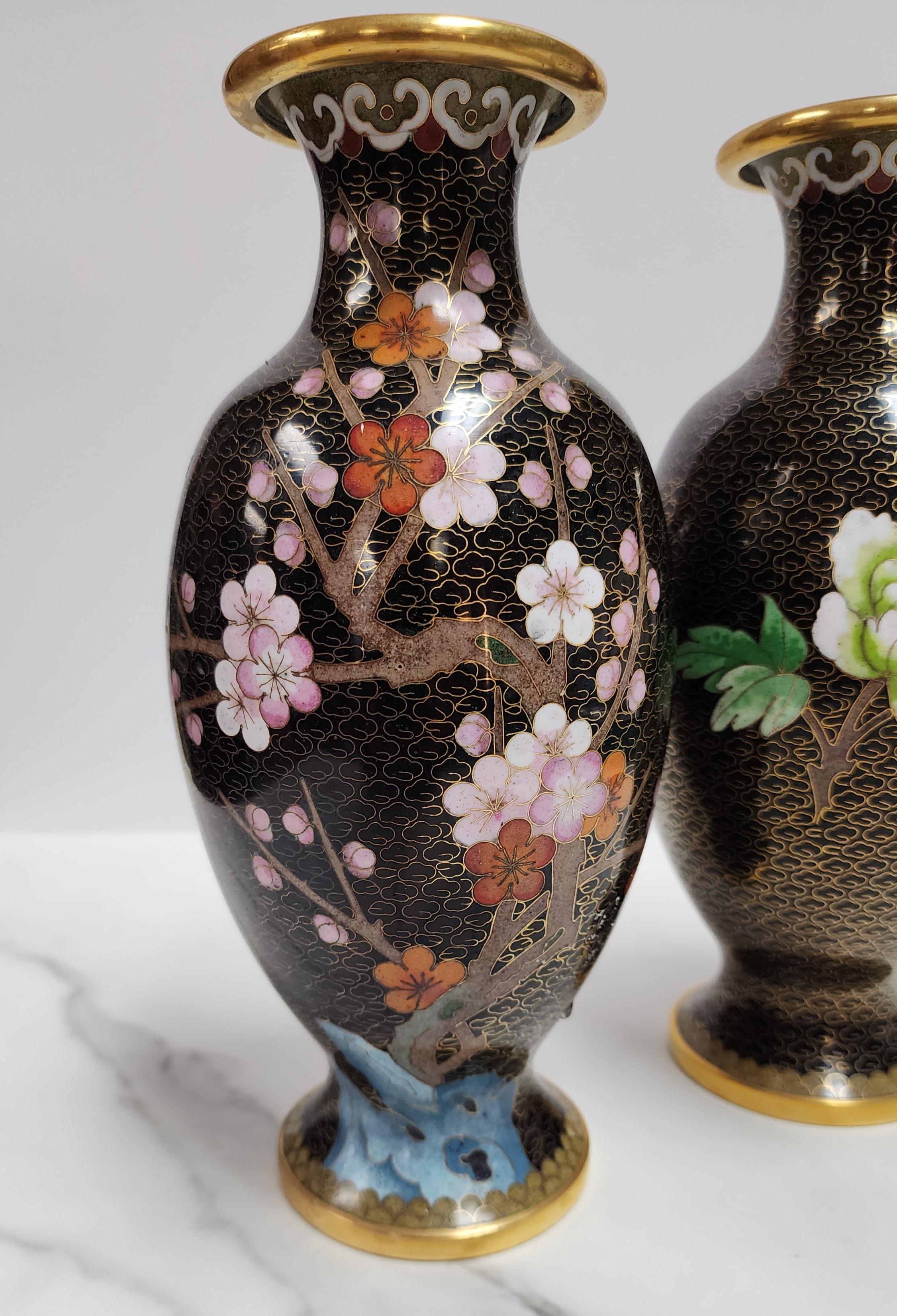 Milieu du XXe siècle Paire de vases chinois en émail cloisonné miroir avec motif de fleurs et d'oiseaux en vente