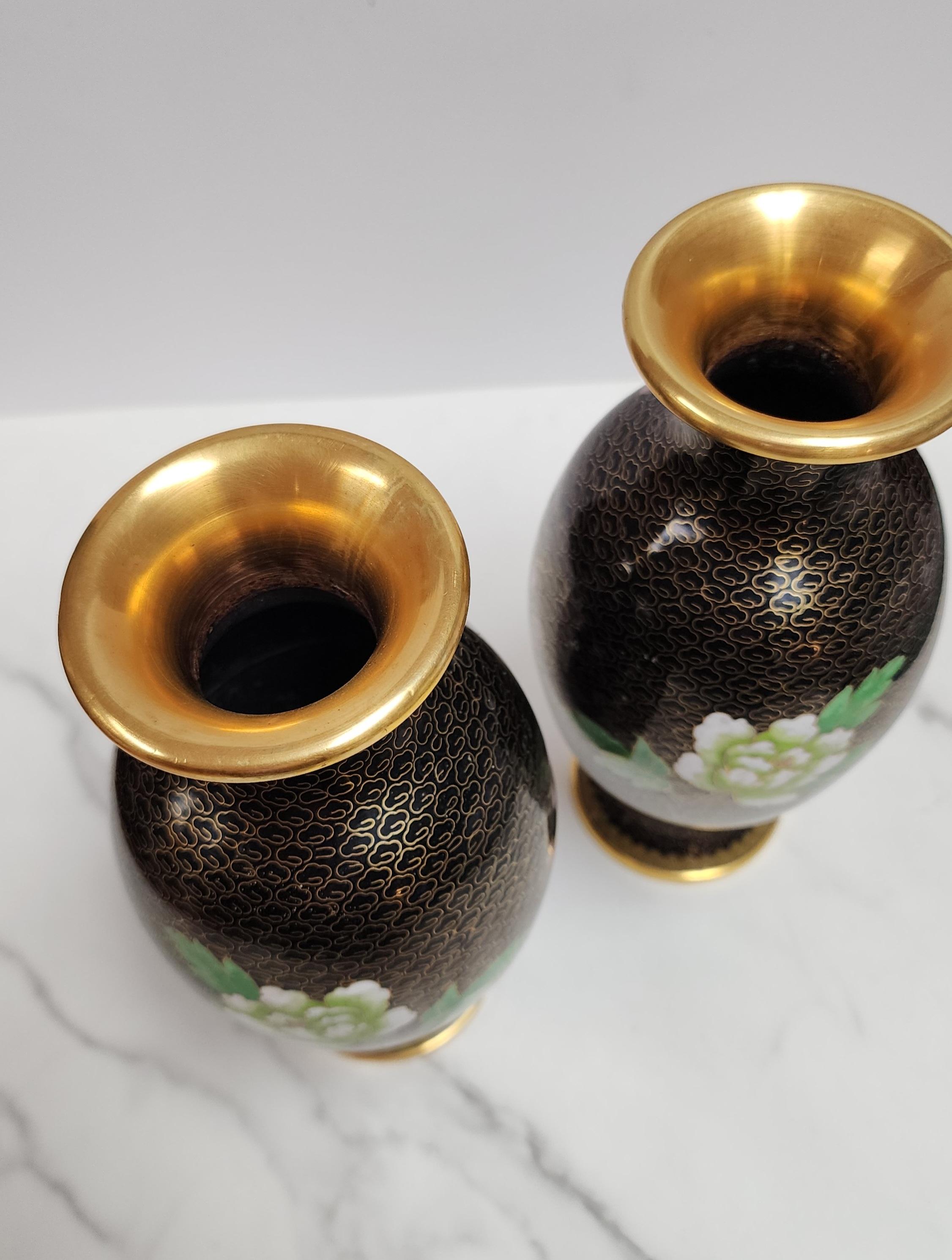 Paar verspiegelte chinesische Cloisonné-Emaille-Vasen aus Cloisonné mit Blumen- und Vogelmotiv im Angebot 1