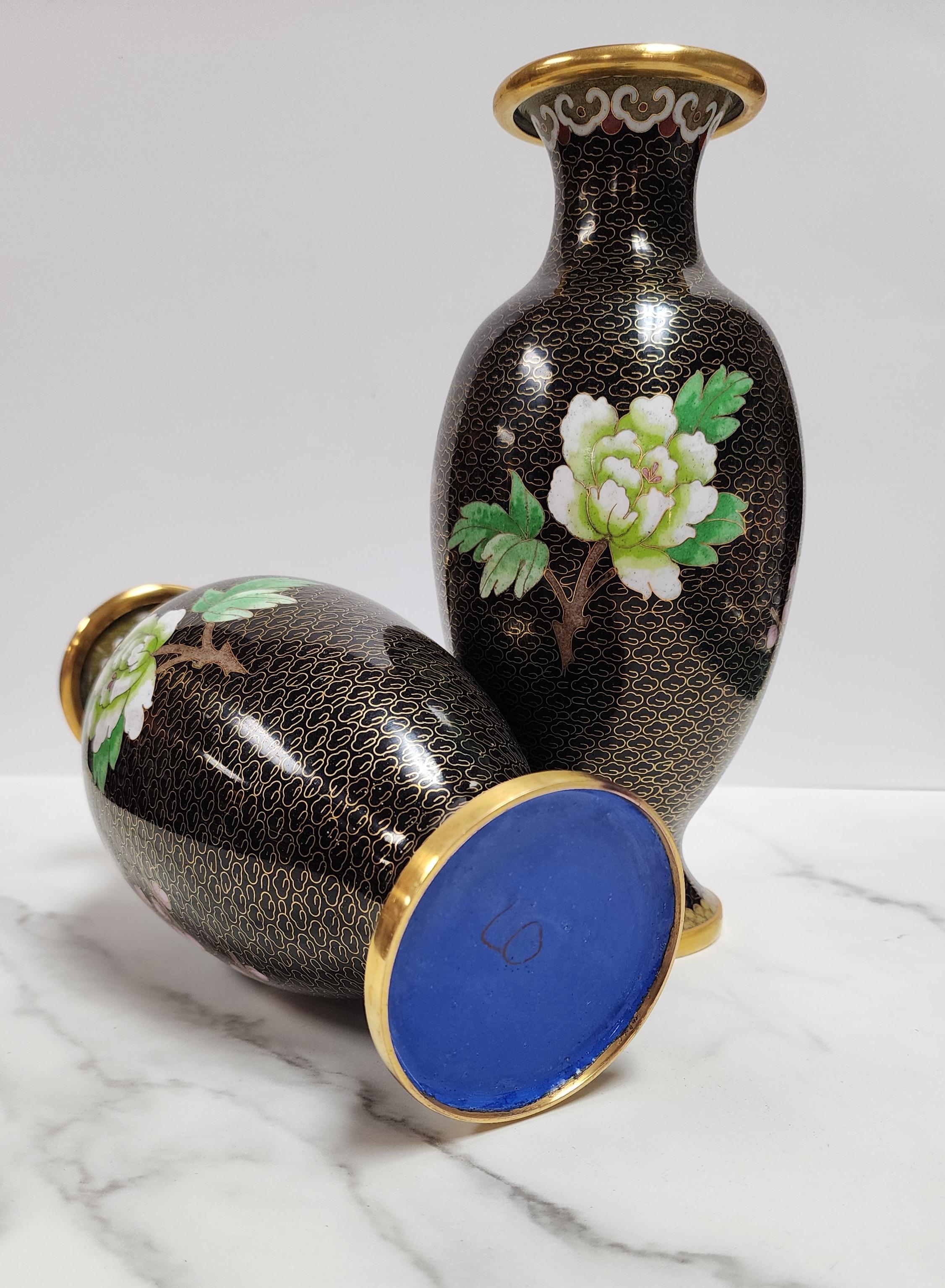Paar verspiegelte chinesische Cloisonné-Emaille-Vasen aus Cloisonné mit Blumen- und Vogelmotiv im Angebot 2