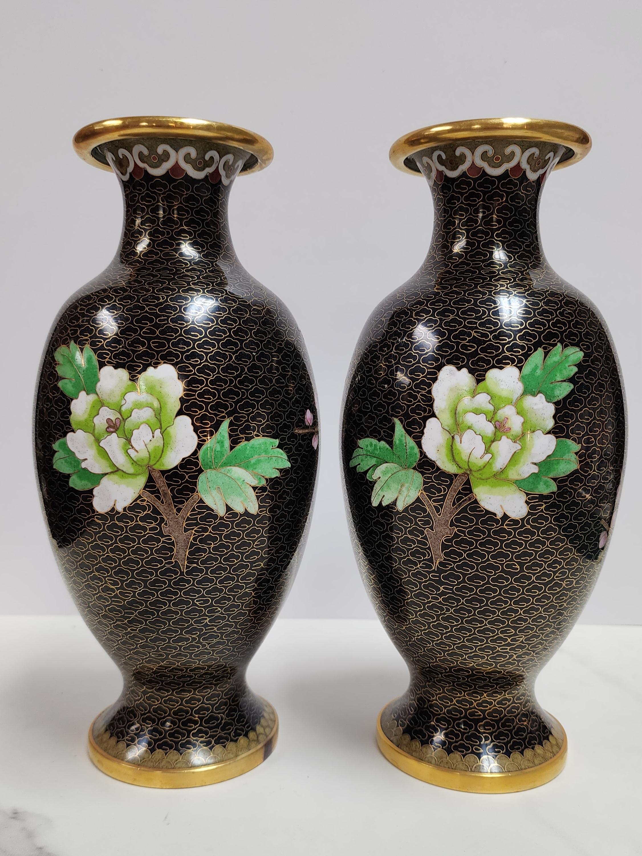 Paire de vases chinois en émail cloisonné miroir avec motif de fleurs et d'oiseaux en vente 2