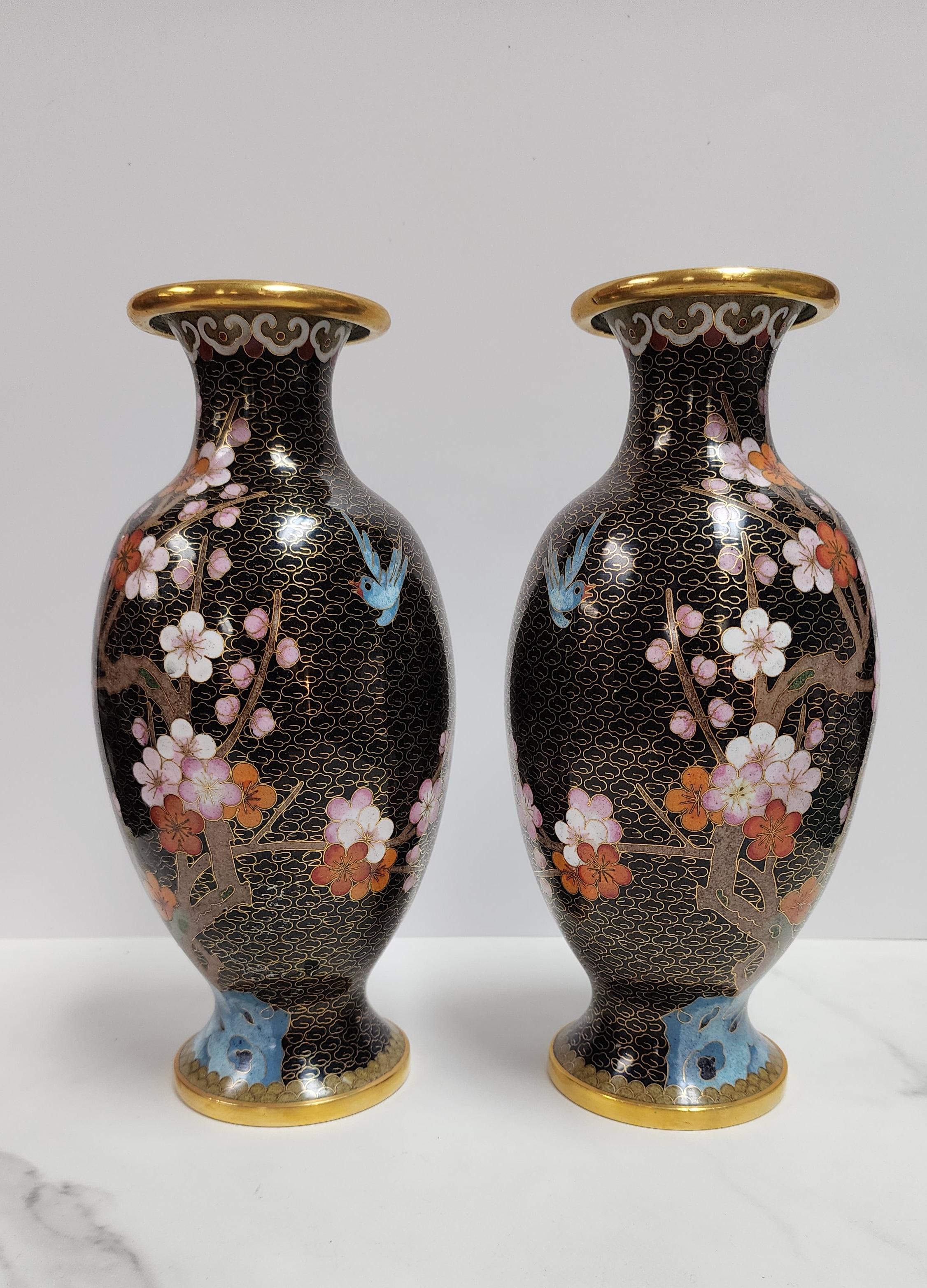 Paire de vases chinois en émail cloisonné miroir avec motif de fleurs et d'oiseaux en vente 3