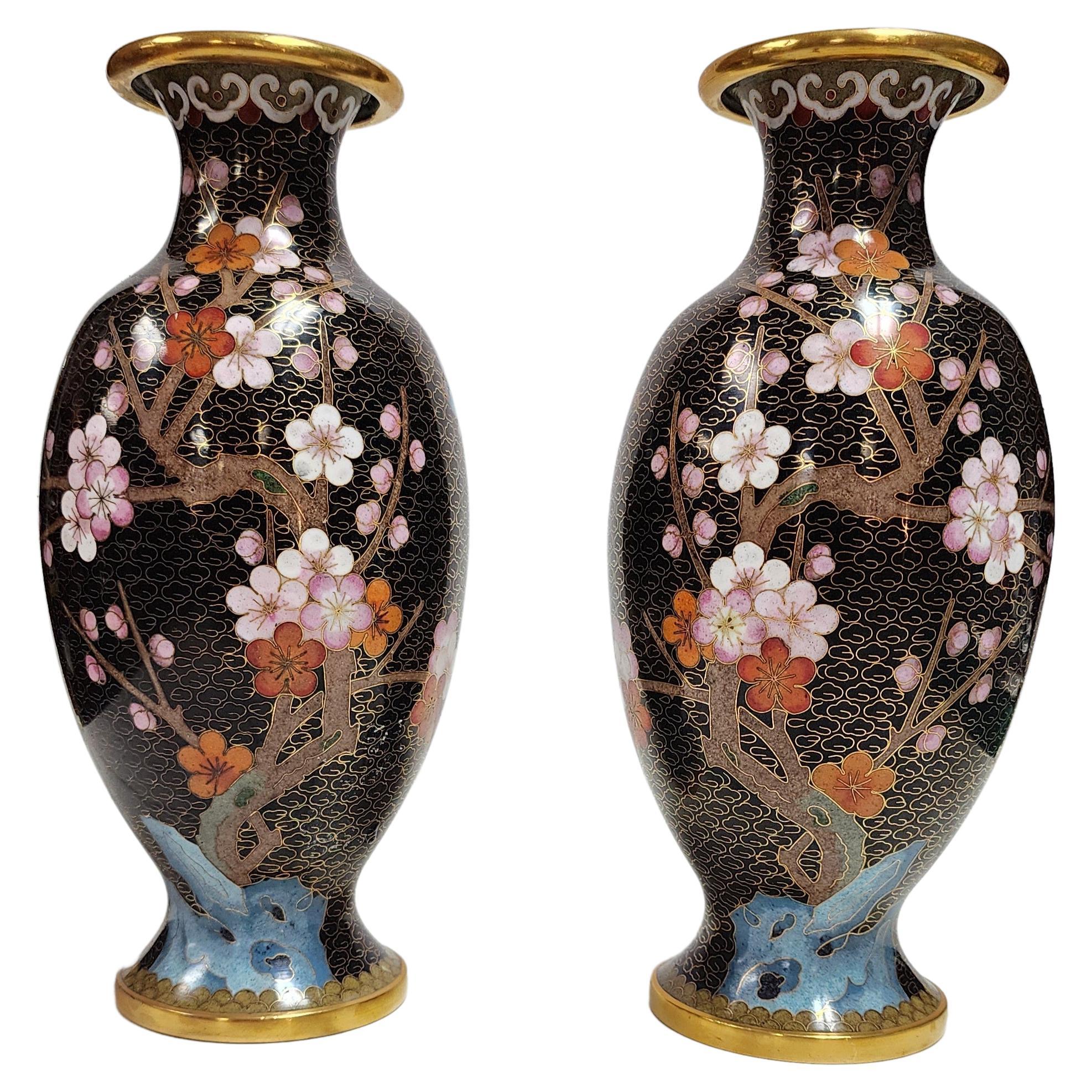 Paar verspiegelte chinesische Cloisonné-Emaille-Vasen aus Cloisonné mit Blumen- und Vogelmotiv im Angebot
