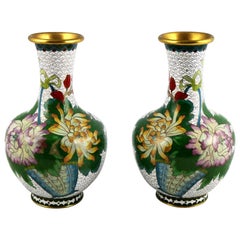 Paire de vases cloisonnés blancs de style miroir, à fleurs multicolores et papillons