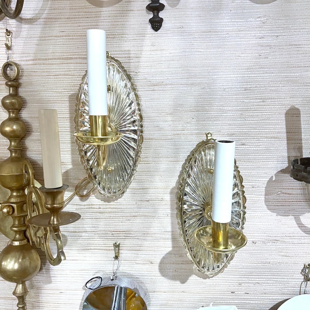 Paire d'appliques en verre moulé et en miroir, datant des années 1940.

Mesures :
Hauteur : 9.5