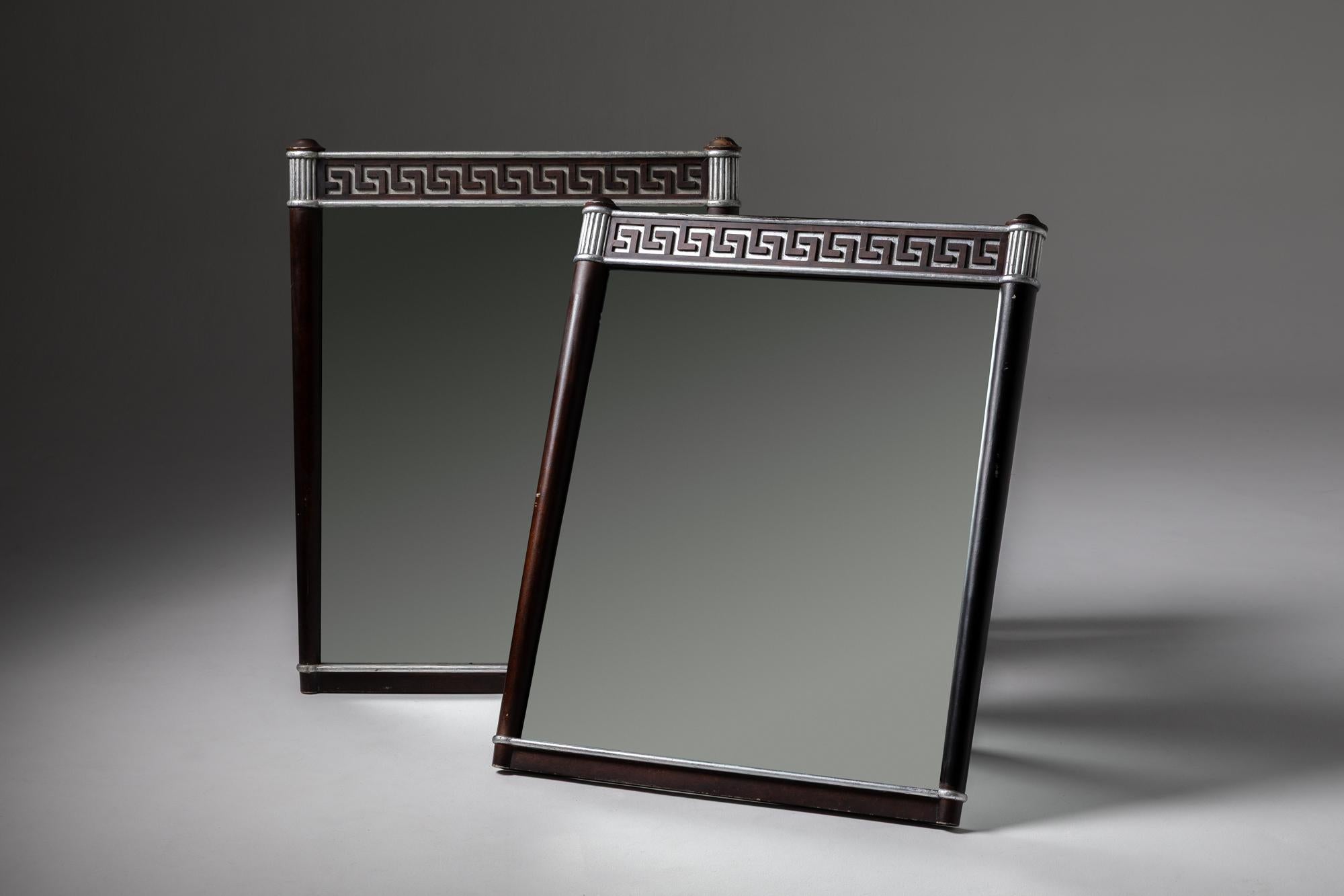 Dieses elegante Spiegelpaar, das um 1970 in Europa hergestellt wurde, hat einen teilweise lackierten Holzrahmen, der ein raffiniertes und anspruchsvolles Aussehen erzeugt. Die Rahmen sind mit einem klassischen geometrischen griechischen