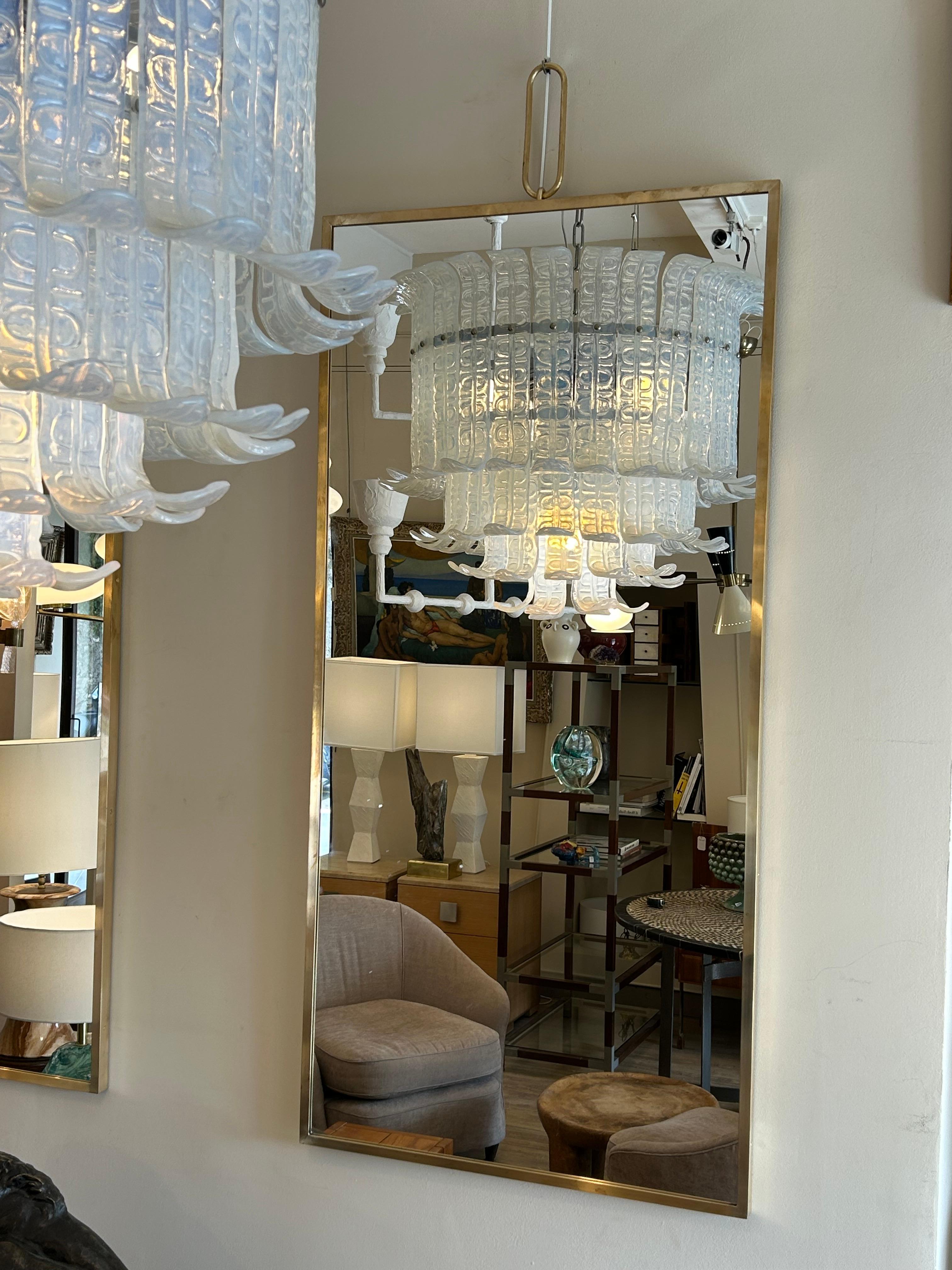Chaque miroir mesure environ 150 cm de hauteur et 65 cm de largeur, d'après la comparaison avec les objets reflétés (tables, sculptures et luminaires). Ils sont conçus pour être de grands miroirs muraux, adaptés à une installation dans un salon, une