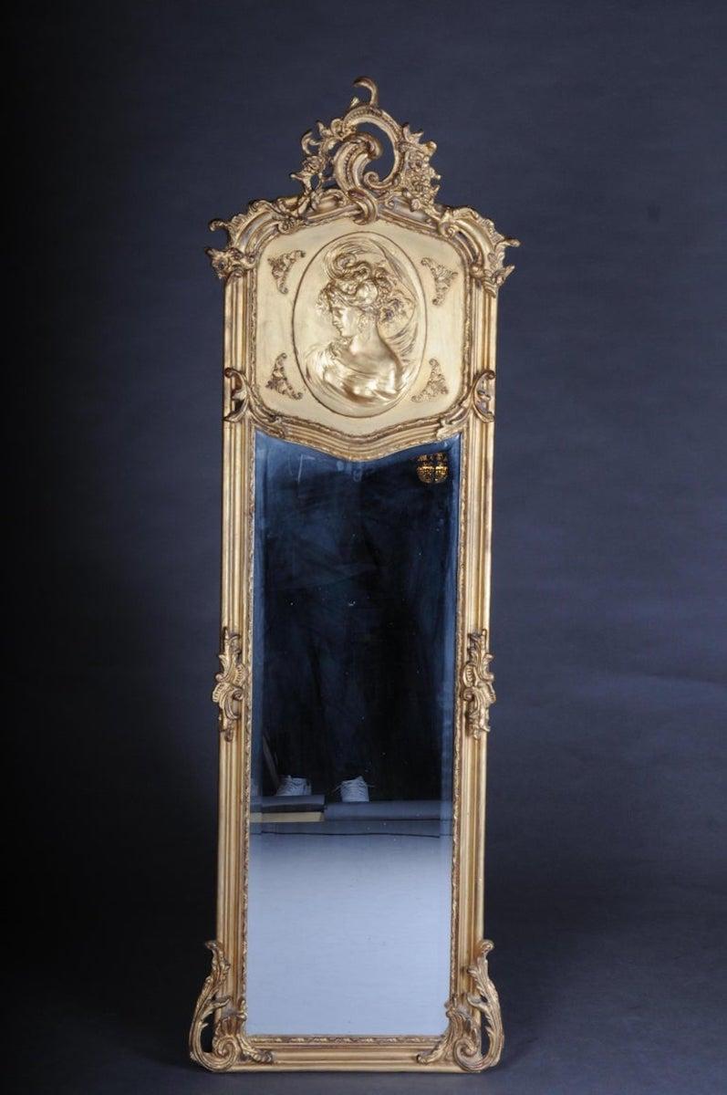 Coppia di specchi o specchio da parete in stile Luigi XV / Barocco

Legno massiccio, dorato. Cornice a specchio rettangolare alta e profilata. Scatola a timpano con coronamento in plastica di cartucce a forma di medaglione e coronamento in plastica