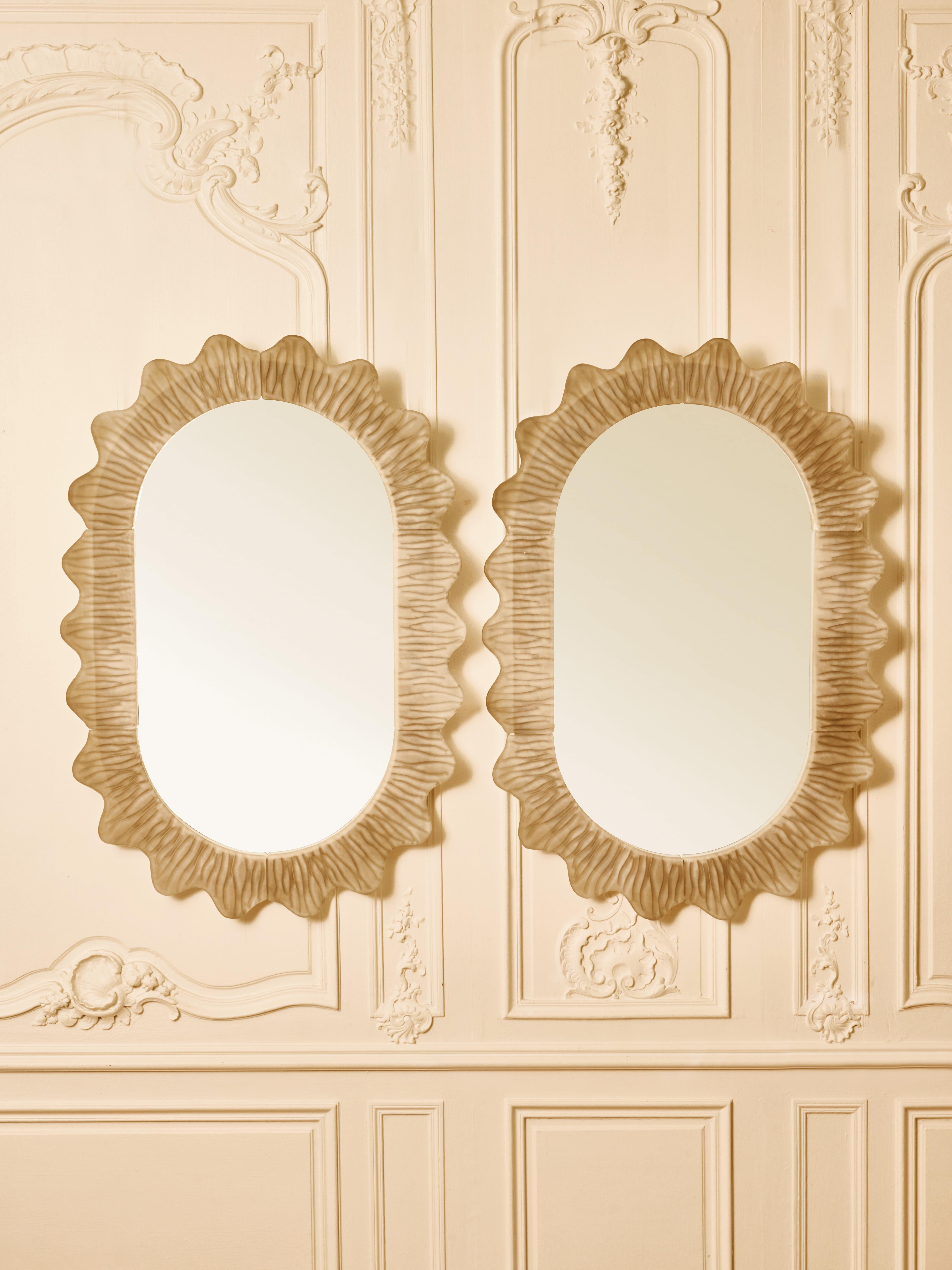 Coppia di specchi con cornice in vetro di Murano scolpito e fumé.
Italia, 2025.