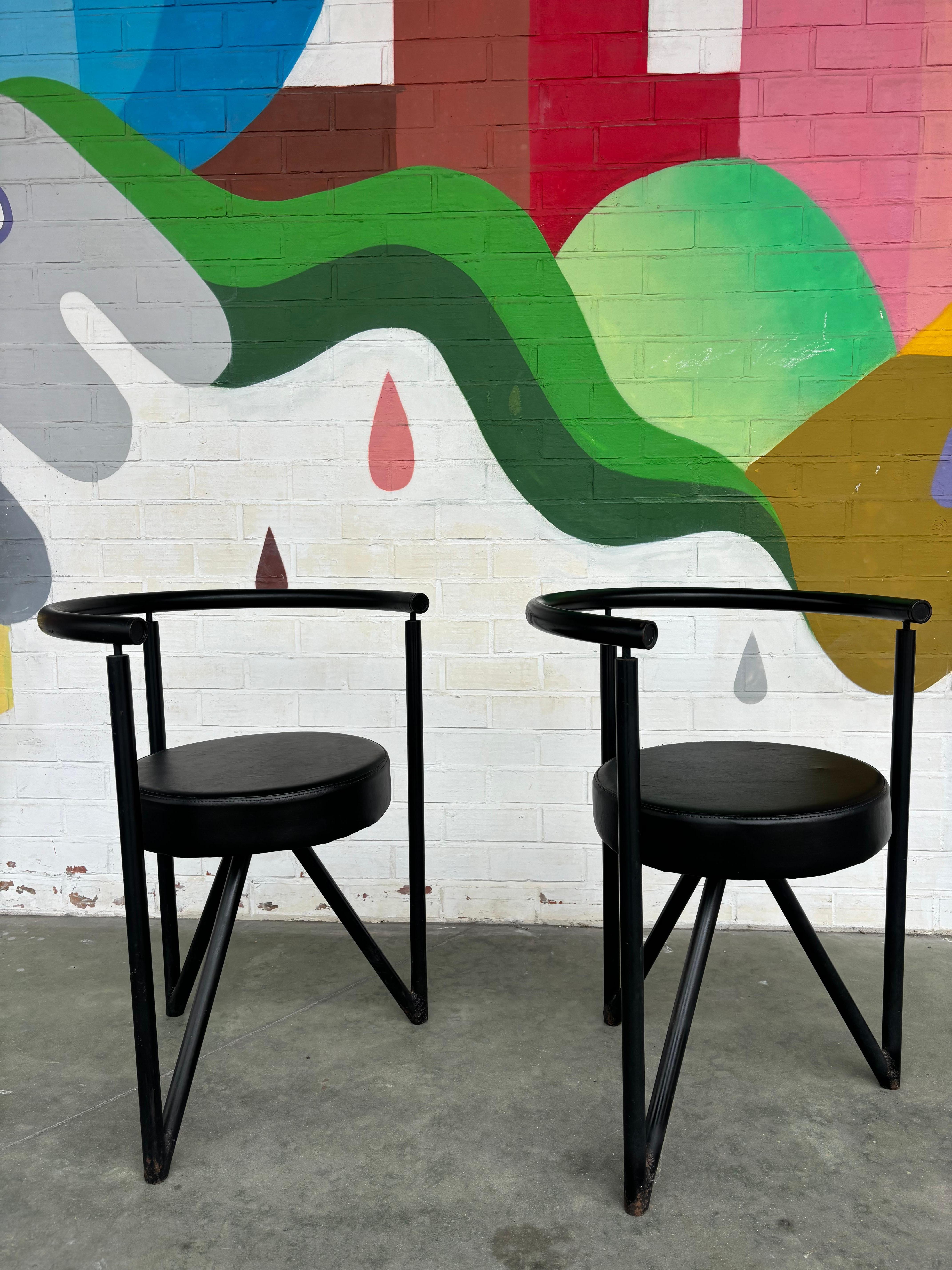 Paire de chaises dites miss dorn par Philippe Starck. 