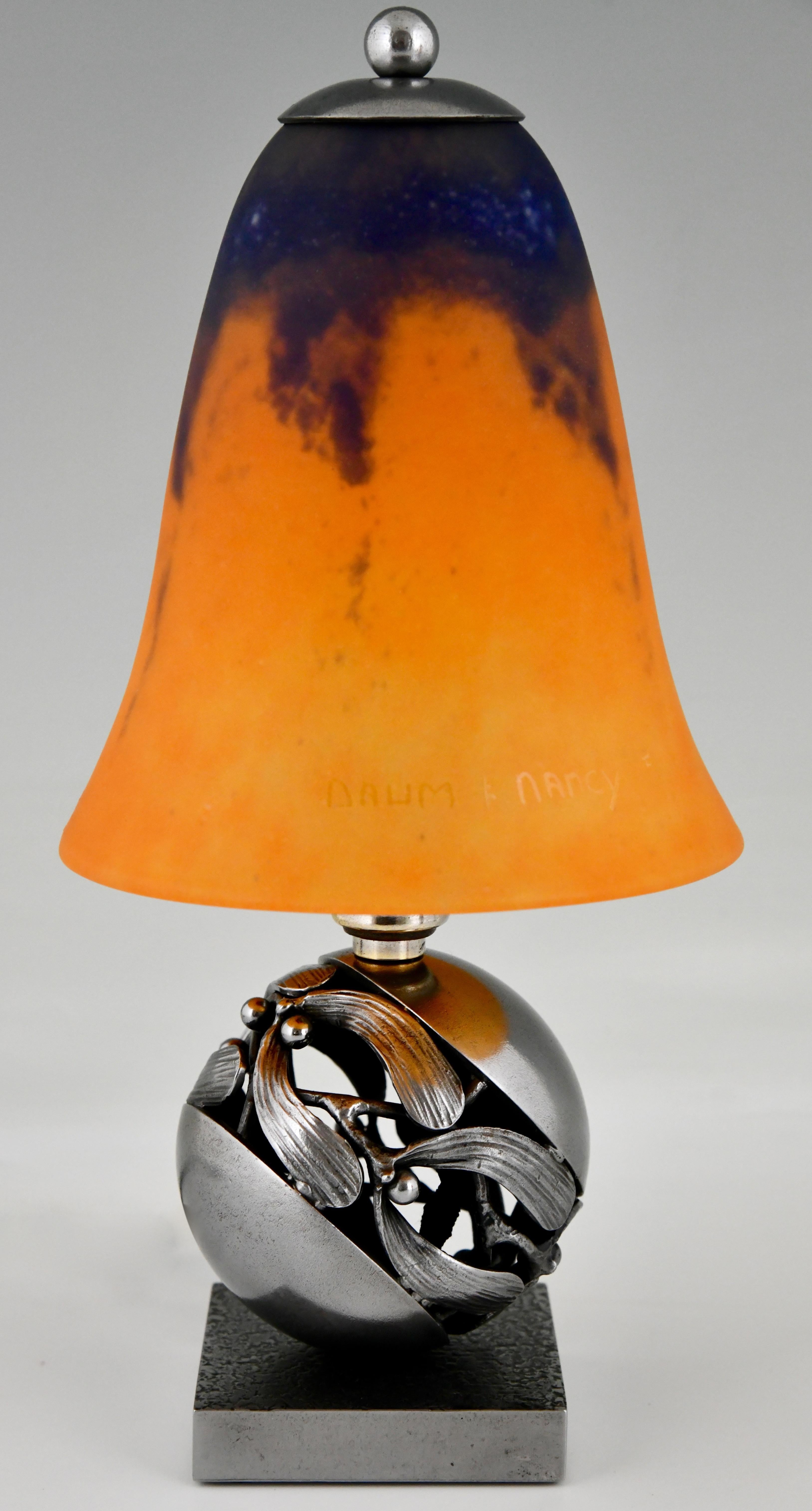 Ein Paar Boule de Gui Art-Déco-Tischlampen mit Mistletoe von Edgar Brandt und Daum, 1925 im Angebot 5