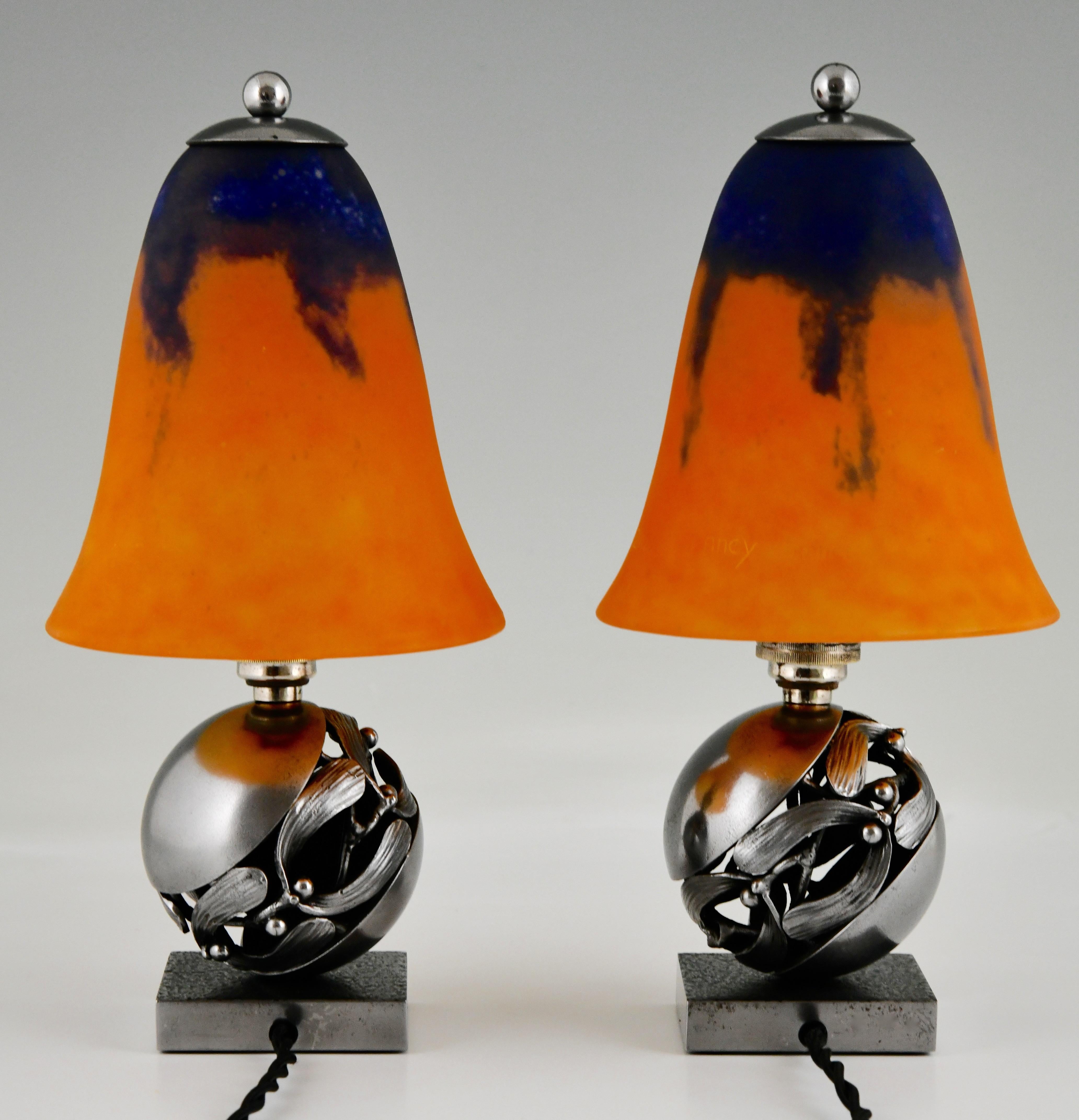 Ein Paar Boule de Gui Art-Déco-Tischlampen mit Mistletoe von Edgar Brandt und Daum, 1925 (Französisch) im Angebot