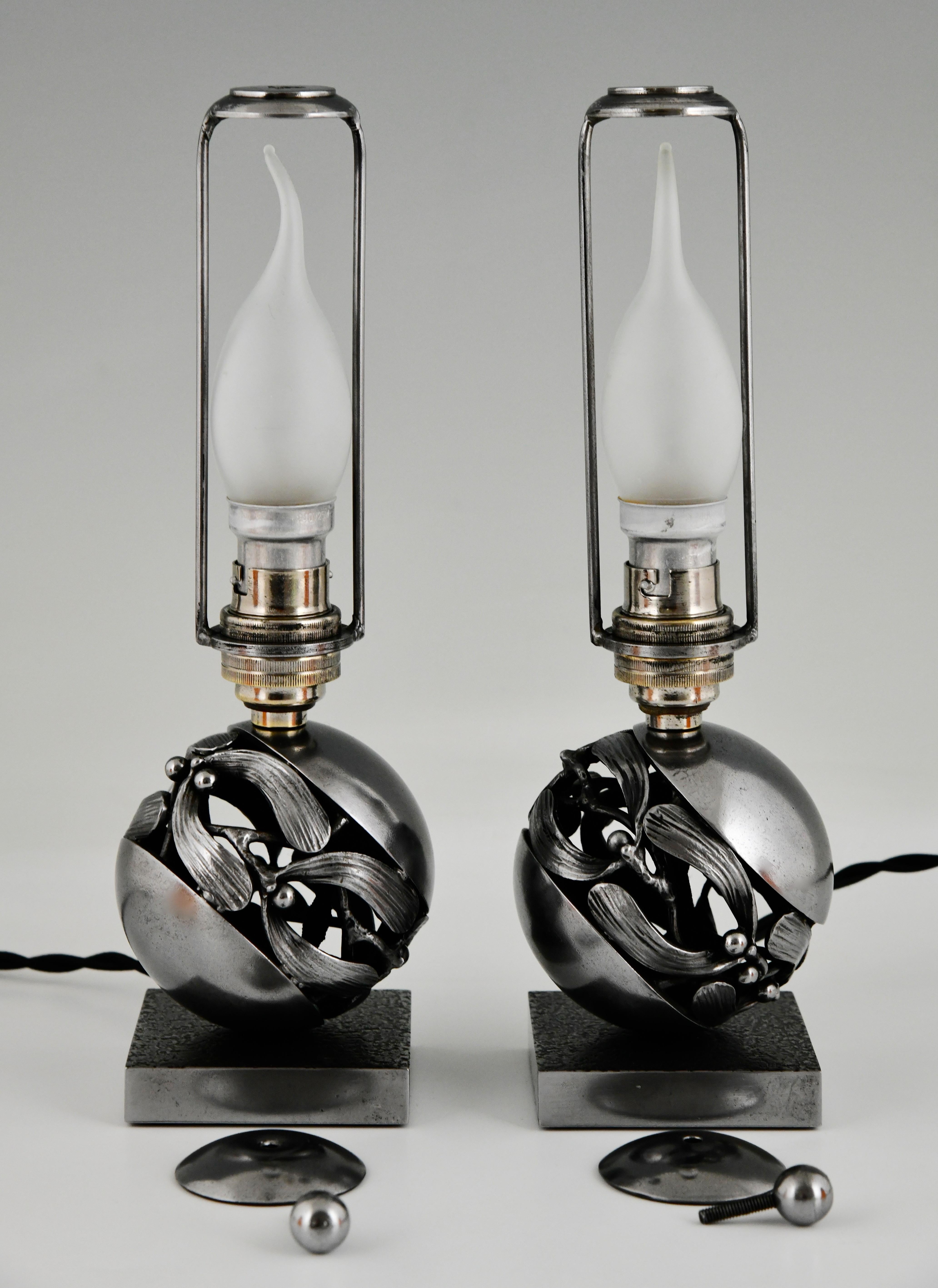 Ein Paar Boule de Gui Art-Déco-Tischlampen mit Mistletoe von Edgar Brandt und Daum, 1925 (Schmiedeeisen) im Angebot