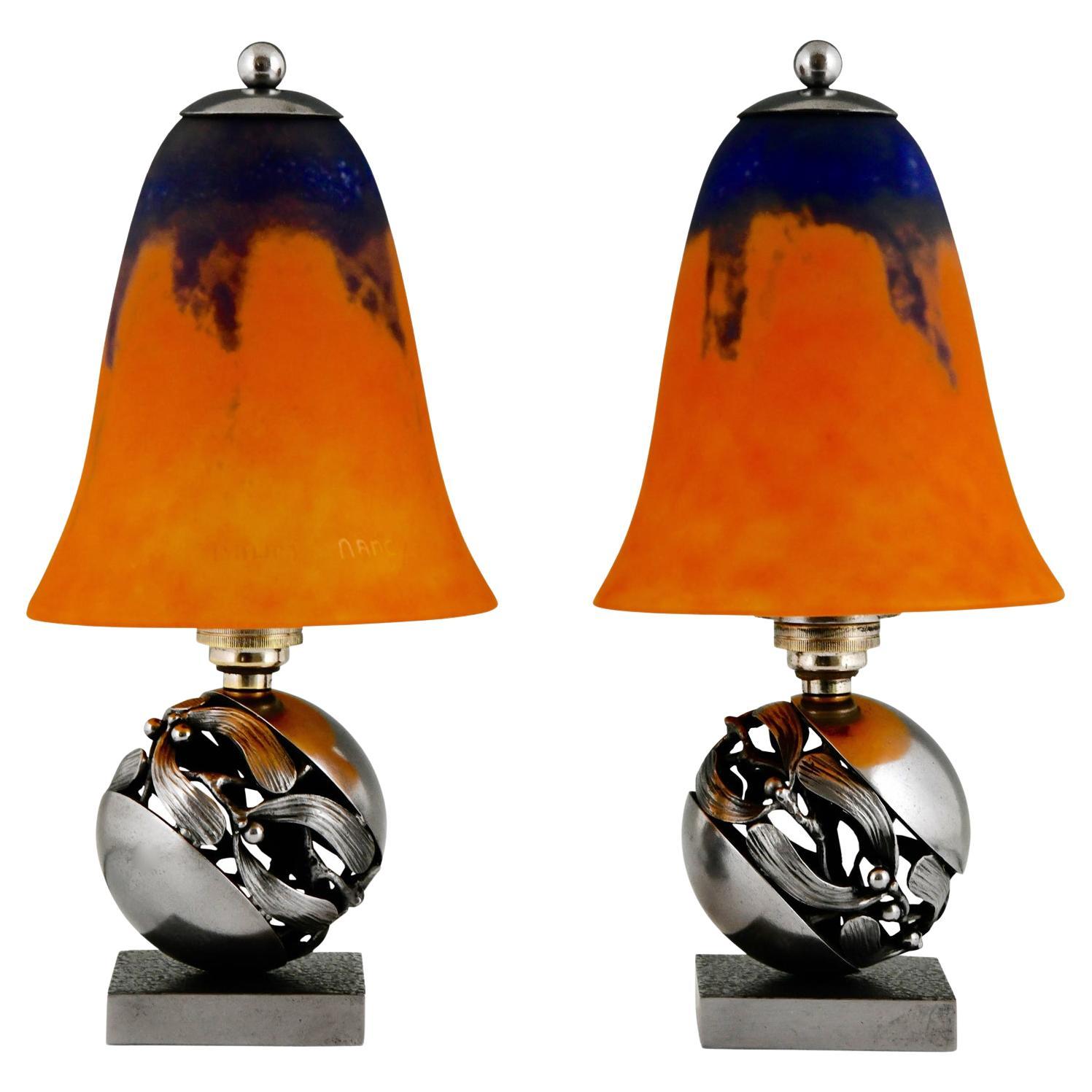 Ein Paar Boule de Gui Art-Déco-Tischlampen mit Mistletoe von Edgar Brandt und Daum, 1925 im Angebot