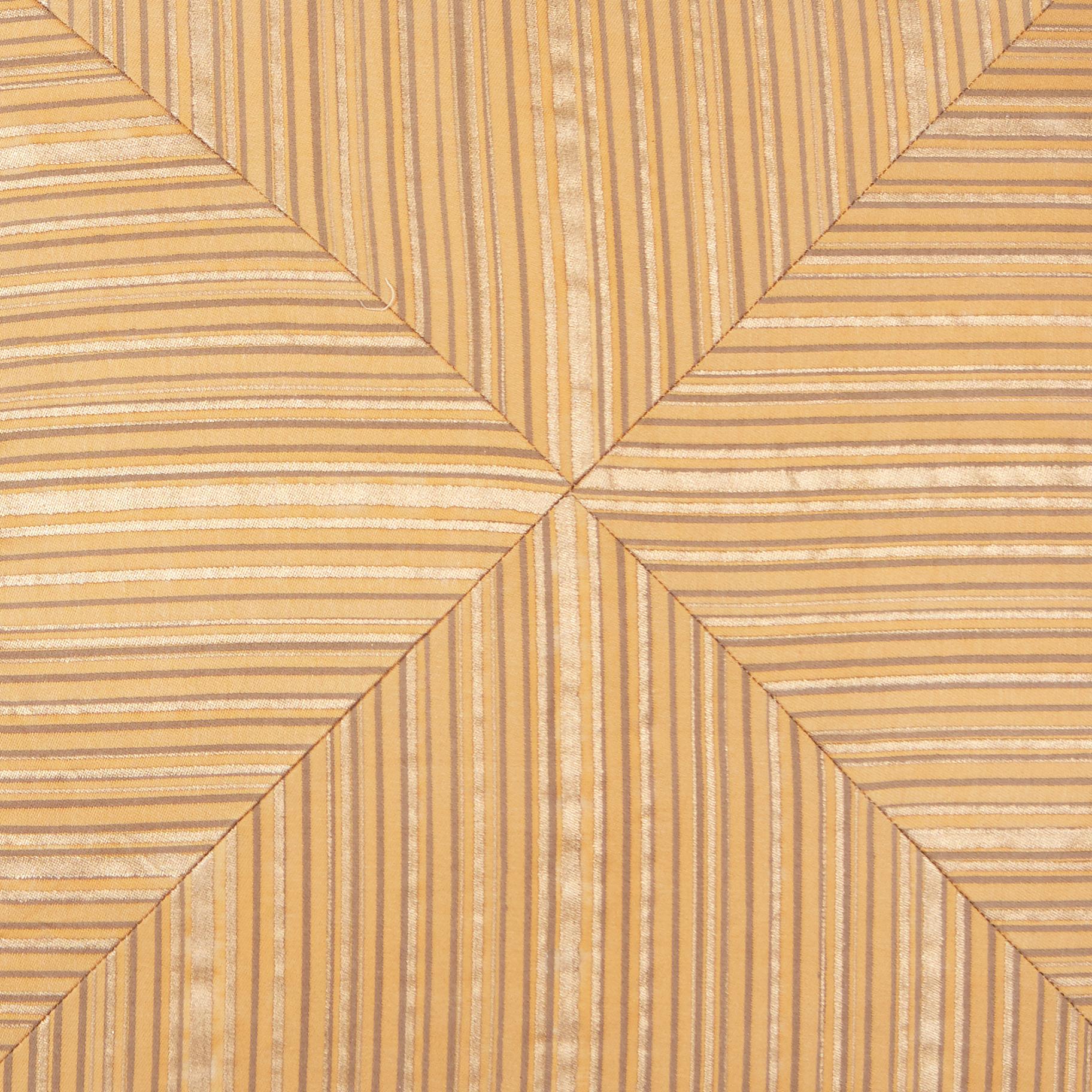Ein Paar auf Gehrung geschnittene Fortuny-Stoffkissen im Malmaison-Muster in Hellbraun und Gold. Grundmaterial aus Seidenmischung und Schrägband aus Seide, braun und goldfarben mit hellbraunem Streifenmotiv. Das Muster ist nach der ehemaligen
