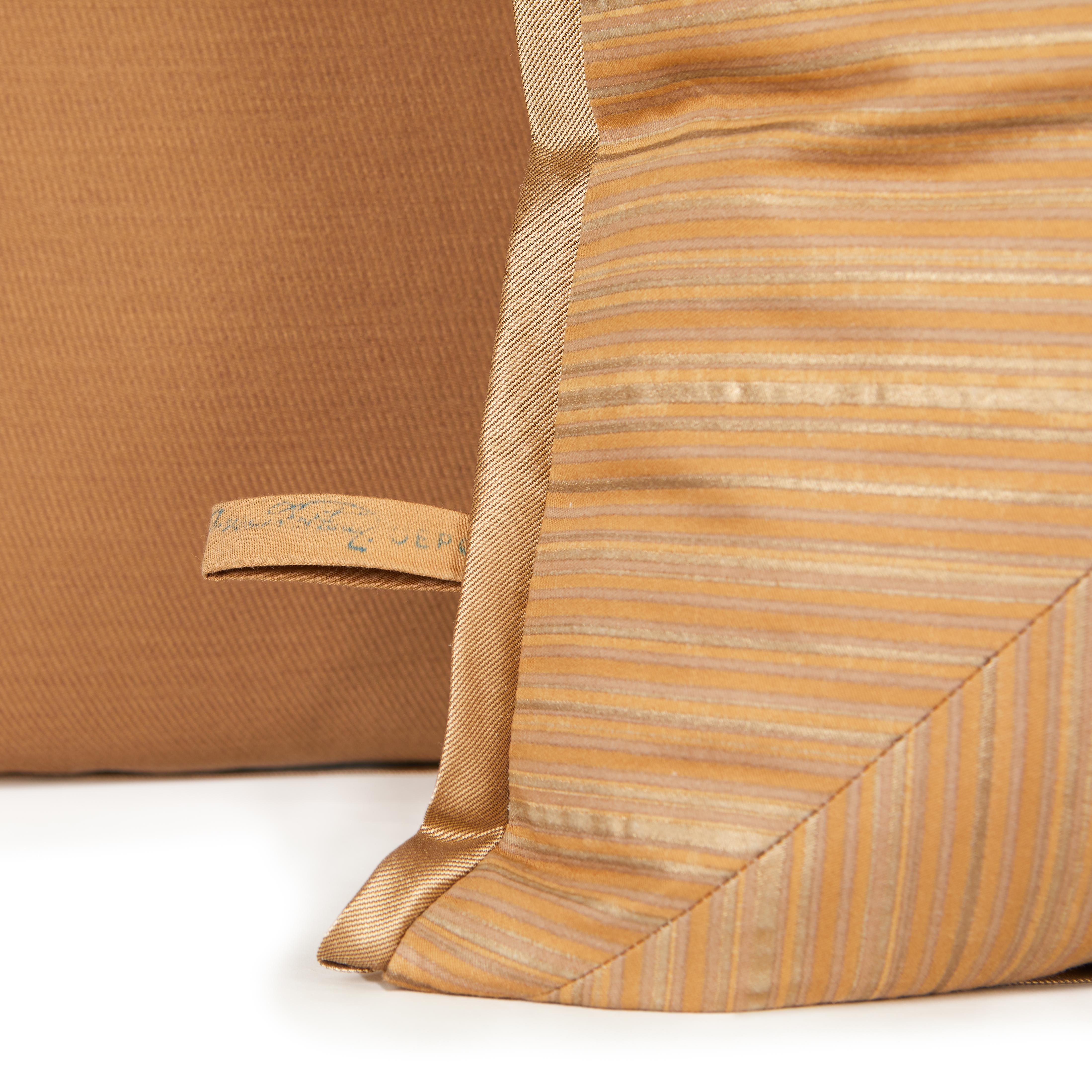 Paar Fortuny-Stoffkissen mit eingekerbtem Muster im Malmaison-Muster von David Duncan im Zustand „Hervorragend“ im Angebot in New York, NY