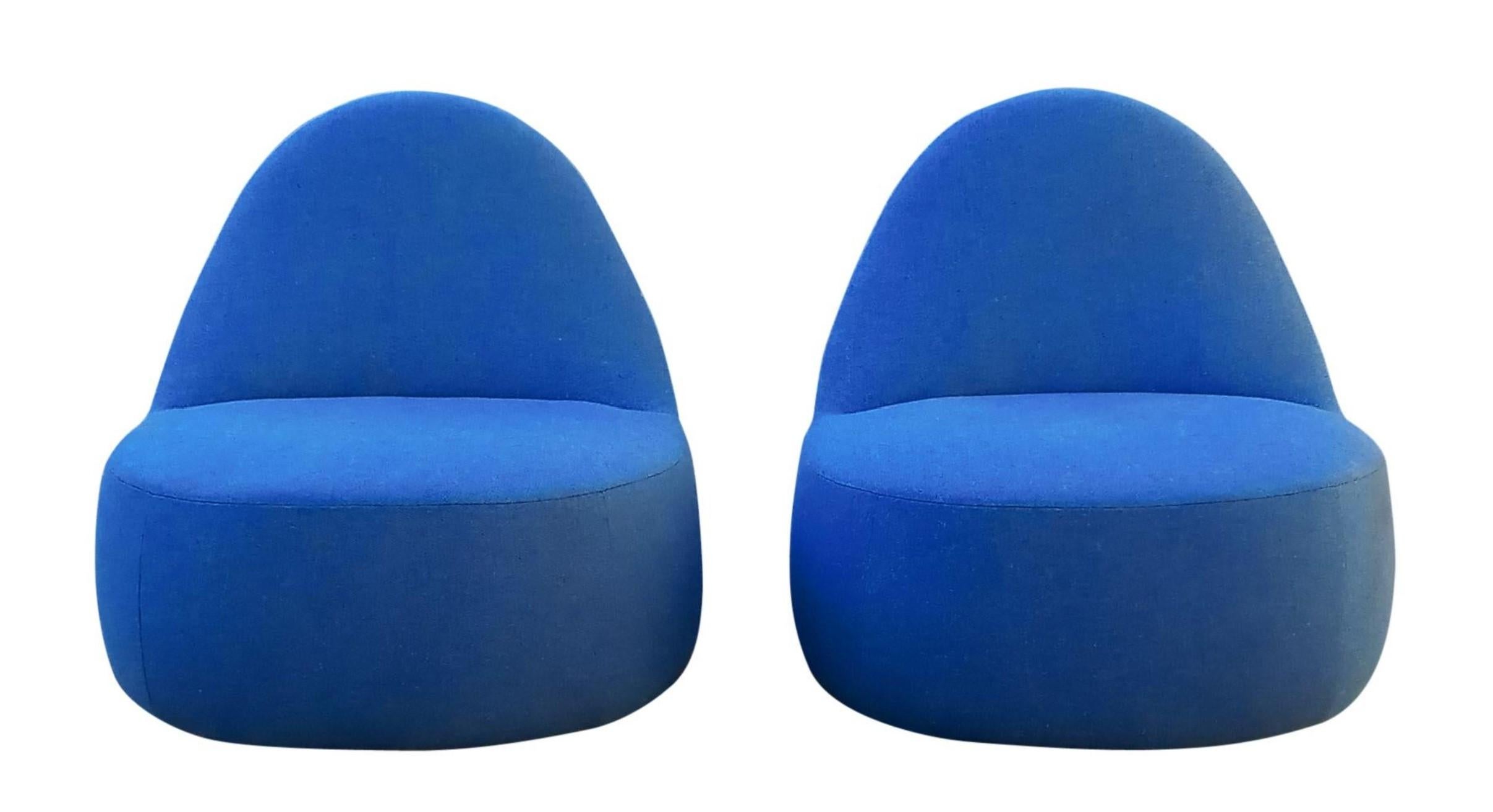 Space Age Pair of Mitt Lounge Chairs by Harry & Claudia Washington for Berhardt, Deep Blue For Sale