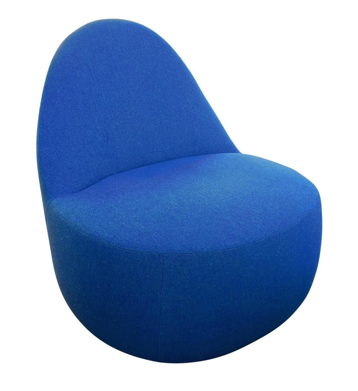 Contemporary Pair of Mitt Lounge Chairs by Harry & Claudia Washington for Berhardt, Deep Blue For Sale