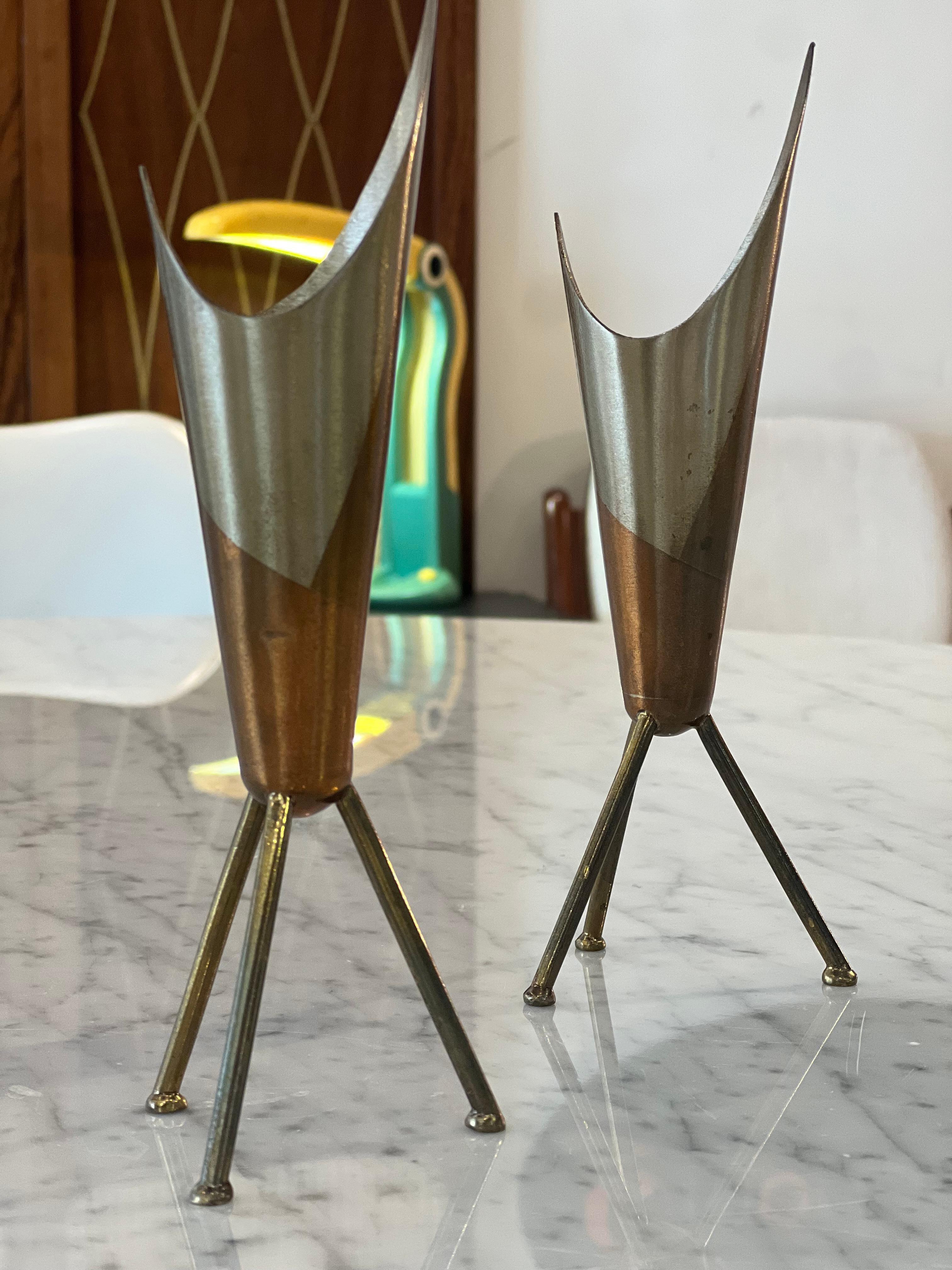 Questi bellissimi vasi in metallo misto di E. Cabello e realizzati in Messico, sono fatti di ottone, rame e alpacca saldati insieme in un processo chiamato married metals per creare una forma simile a una torcia. Sarebbe perfetto come piccolo vaso o
