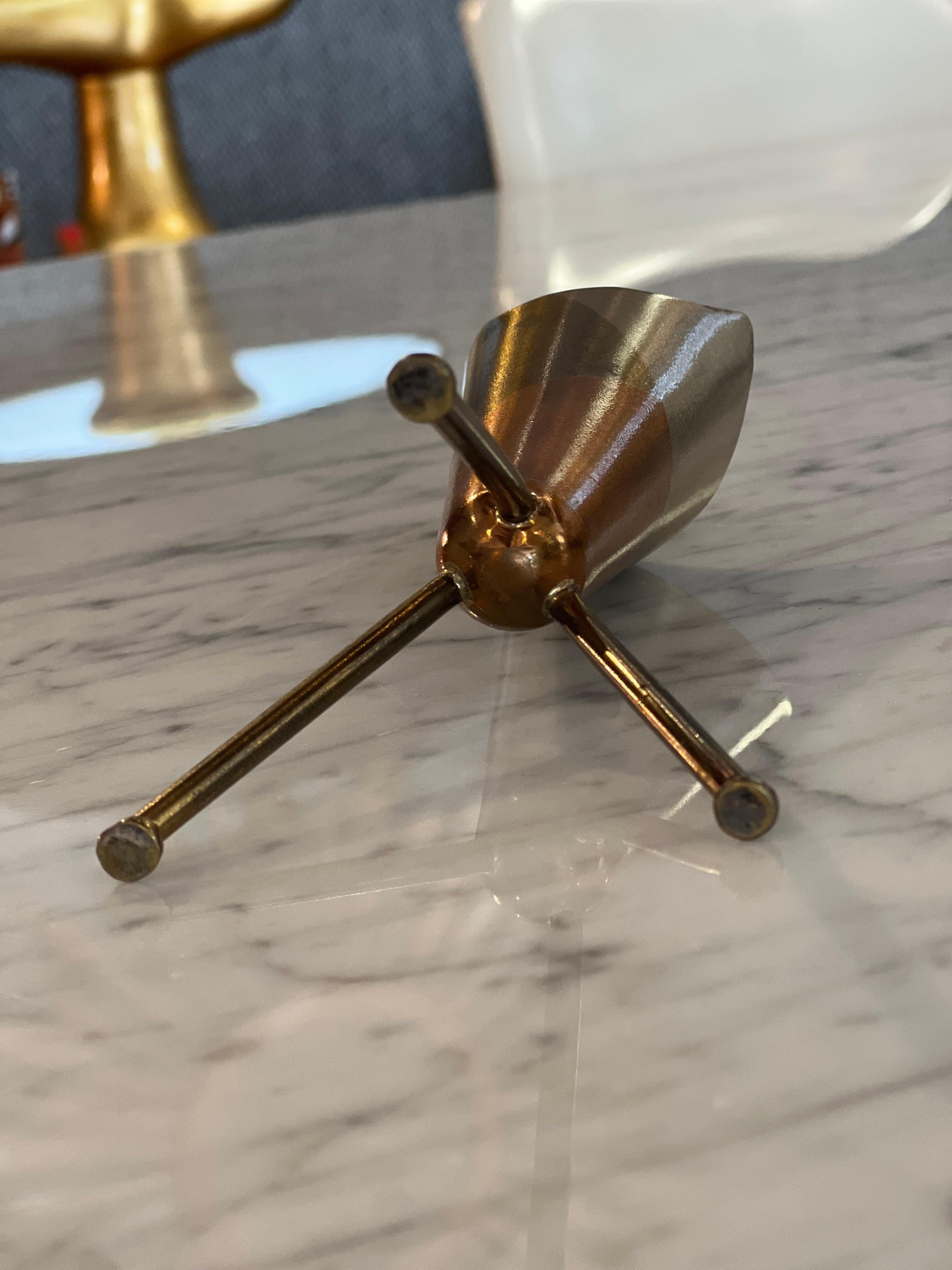 Mid-Century moderno Coppia di vasi in ottone e rame in metallo misto di E. Cabello C.C. Messico in vendita