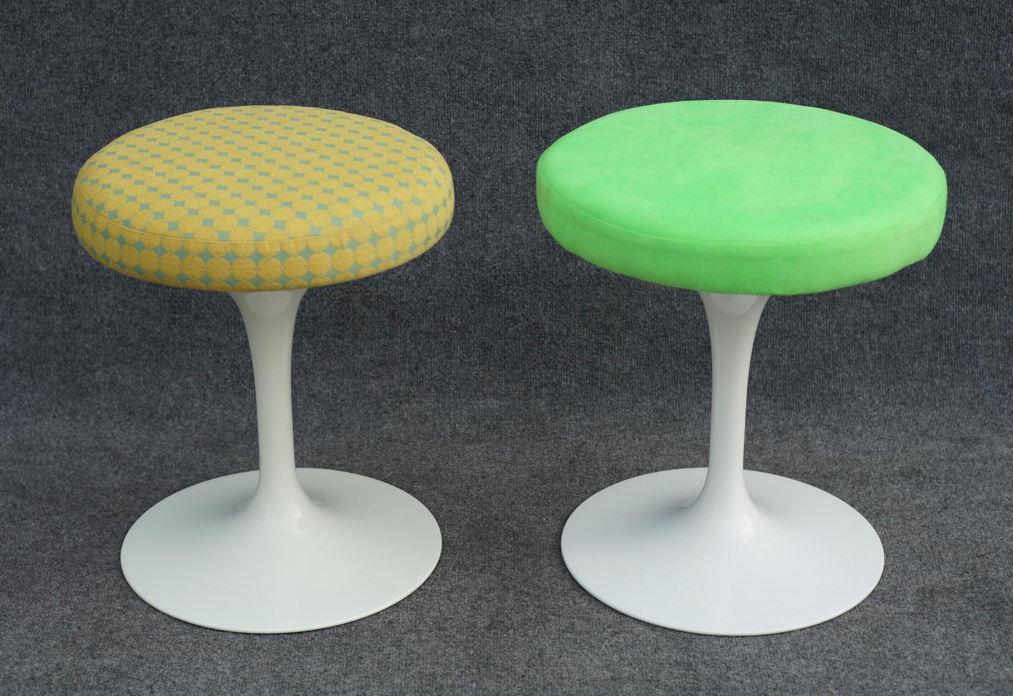 Conçus par Eero Saarinen, ces tabourets présentent un design Knoll classique associé à l'extrême qualité d'une pièce Knoll. Base en fonte, ce qui les rend très lourds et stables. Des roulements de haute qualité permettent aux tabourets de pivoter en