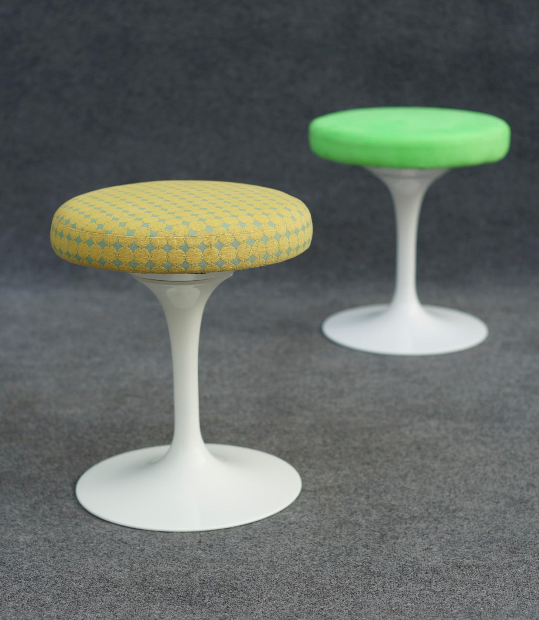 Mid-Century Modern Paire de tabourets pivotants Tulipe en tissu Eero Saarinen par Knoll Studio en vente